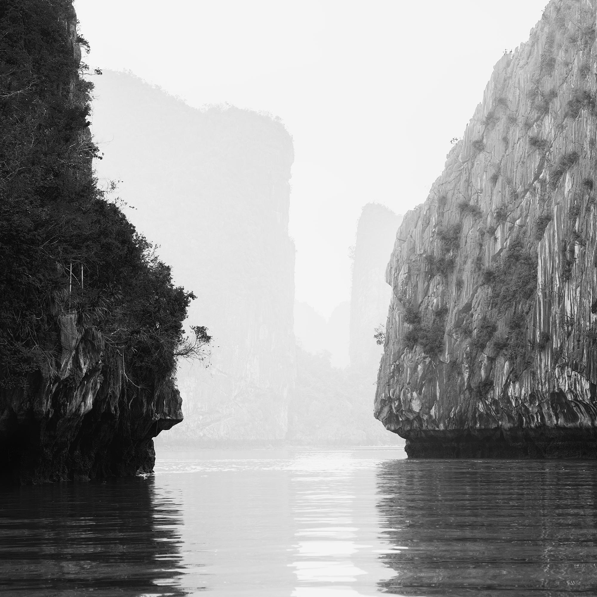 Bahía de Ha Long, Isla, Rocas, Vietnam, fotografía limitada de paisajes marinos en venta 7