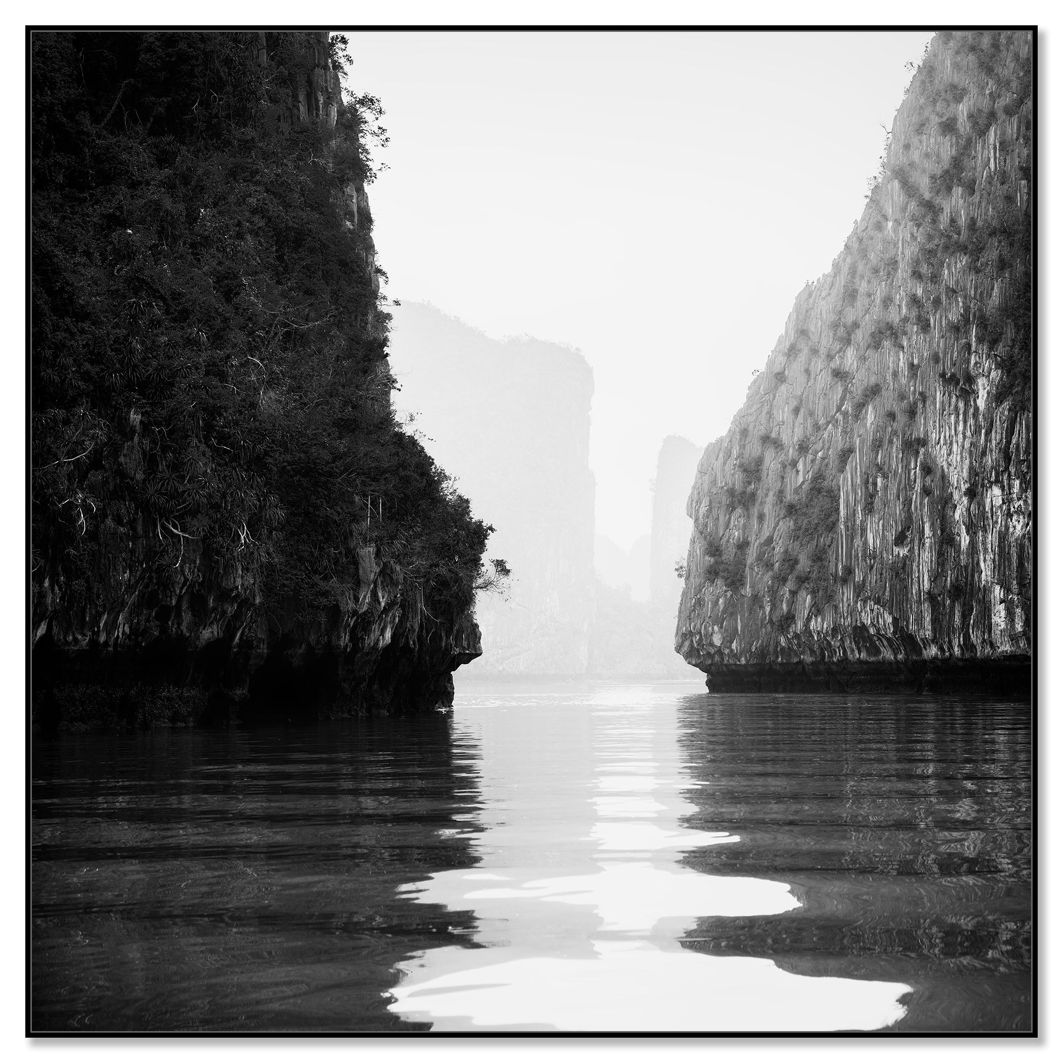 Bahía de Ha Long, Isla, Rocas, Vietnam, fotografía limitada de paisajes marinos - Photograph Contemporáneo de Gerald Berghammer