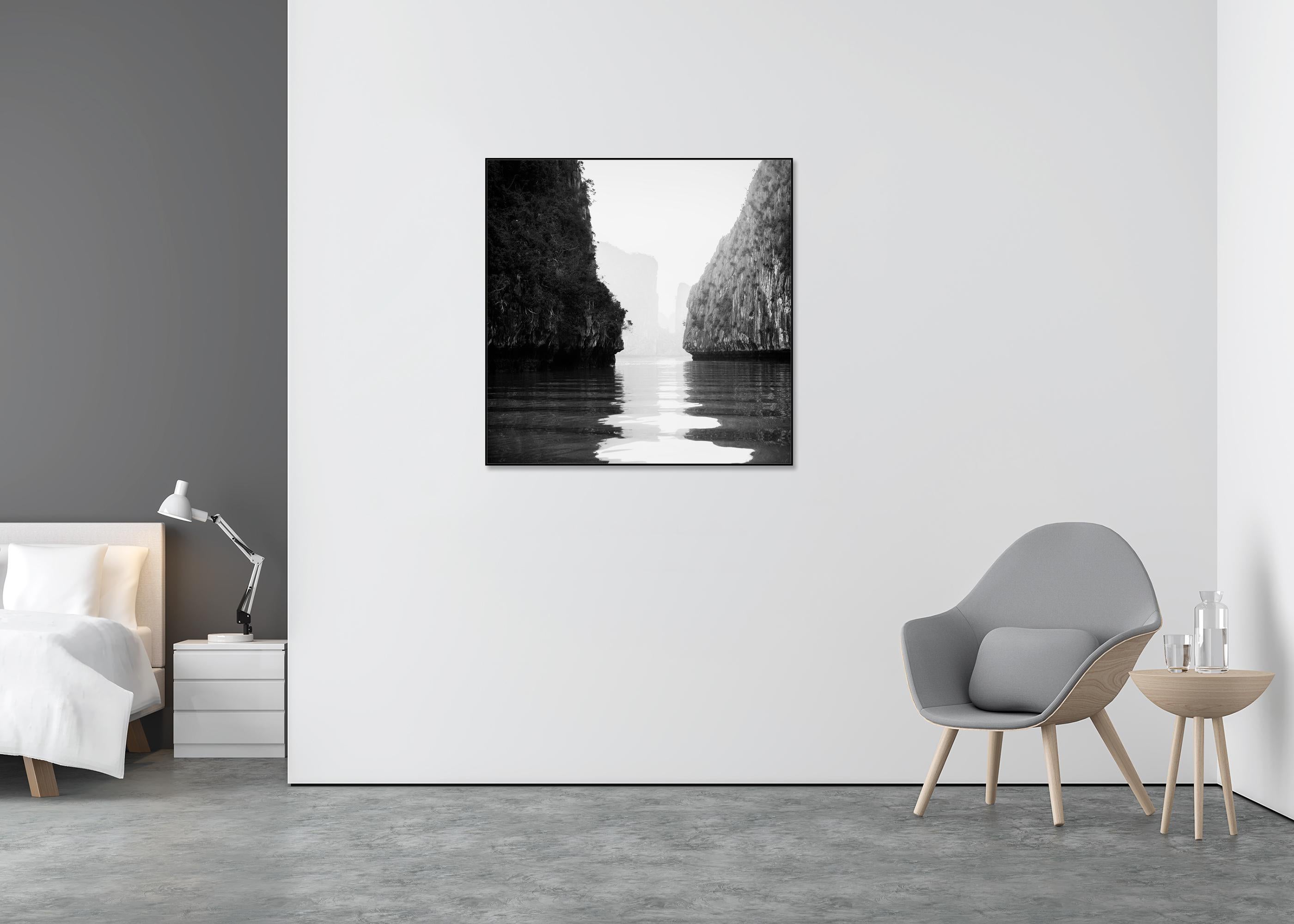 Bahía de Ha Long, Isla, Rocas, Vietnam, fotografía limitada de paisajes marinos - Black and White Photograph Negro de Gerald Berghammer
