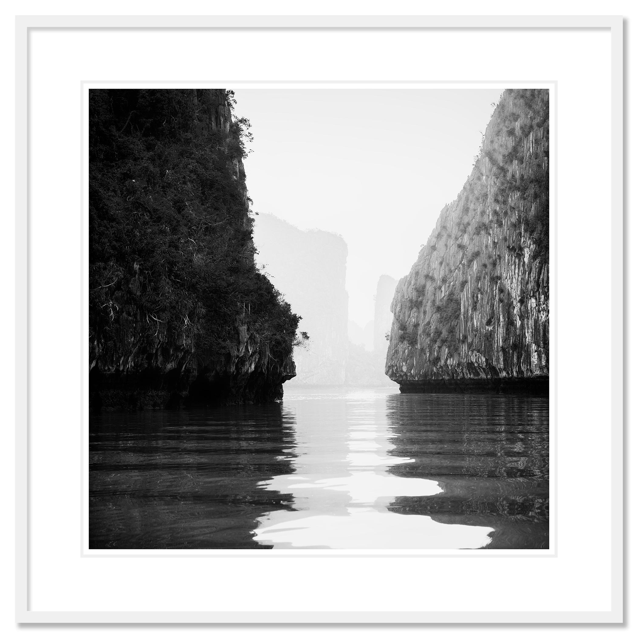 Bahía de Ha Long, Estudio 1, Vietnam - nº 21366 // Fotografía monocroma de paisajes marinos
Impresión con tinta de pigmento de archivo sobre Hahnemühle Photo Rag Baryta, edición limitada de 7. Firmada, titulada, fechada y numerada por el artista.