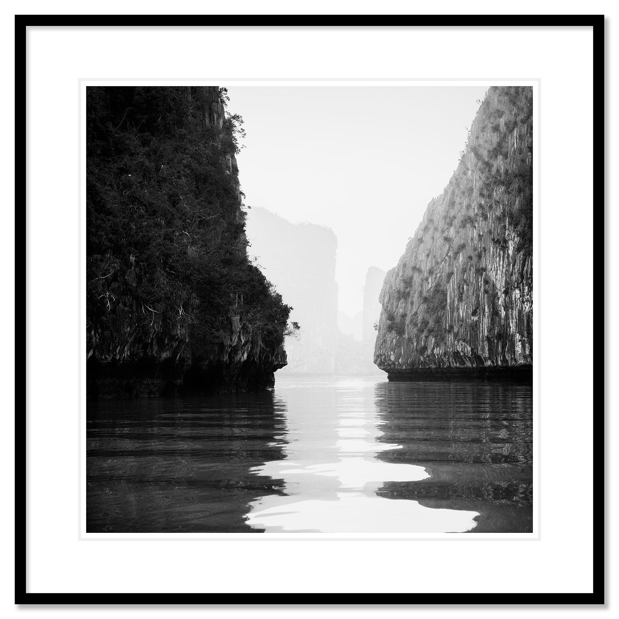Bahía de Ha Long, Isla, Rocas, Vietnam, fotografía limitada de paisajes marinos en venta 1