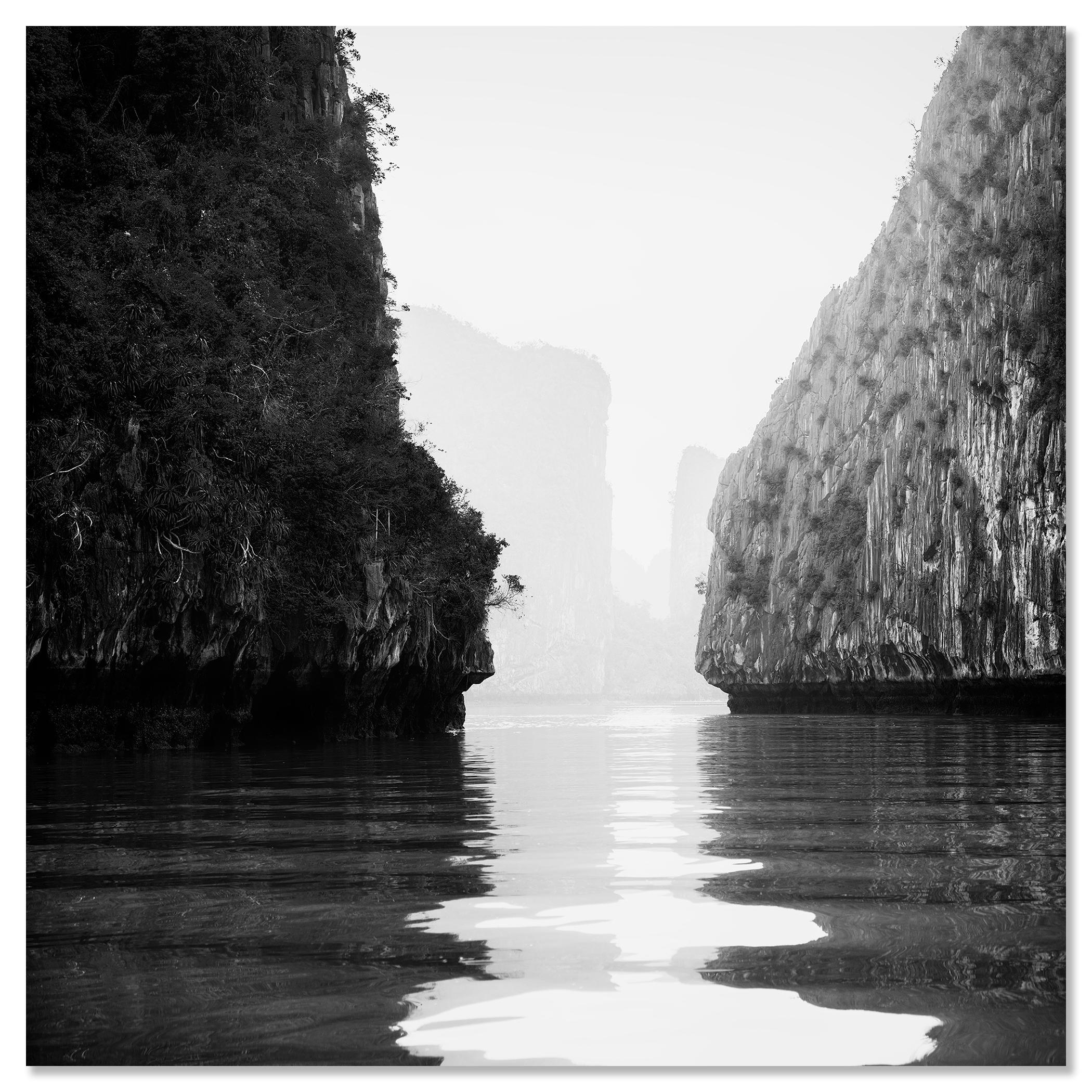 Bahía de Ha Long, Isla, Rocas, Vietnam, fotografía limitada de paisajes marinos en venta 3