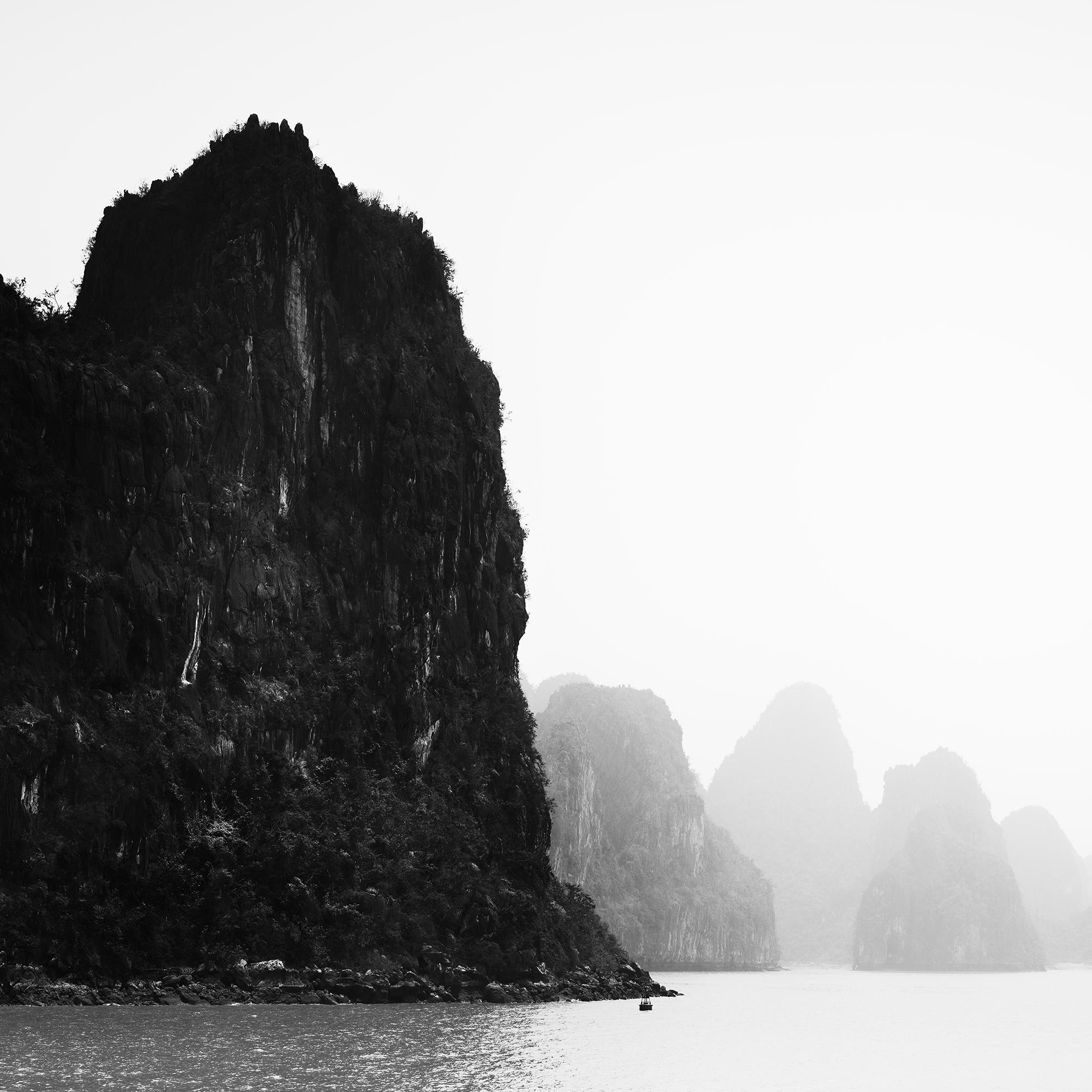 Bahía de Ha Long, Isla brumosa, Roca negra, Vietnam en venta 5