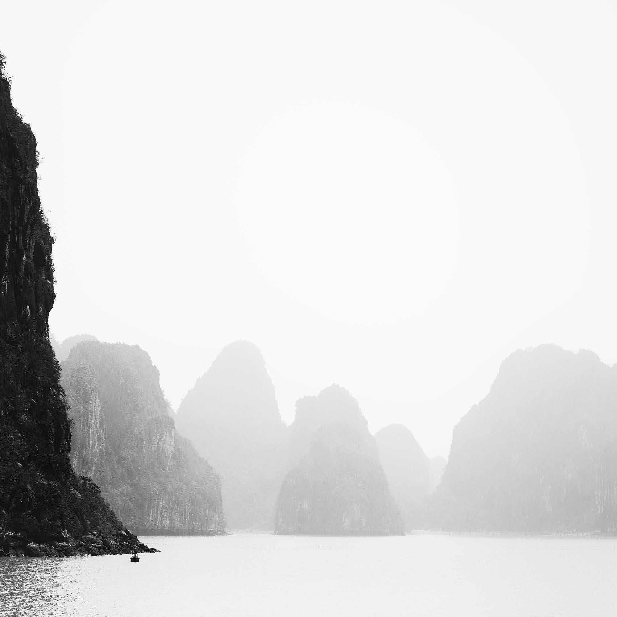 Bahía de Ha Long, Isla brumosa, Roca negra, Vietnam en venta 6