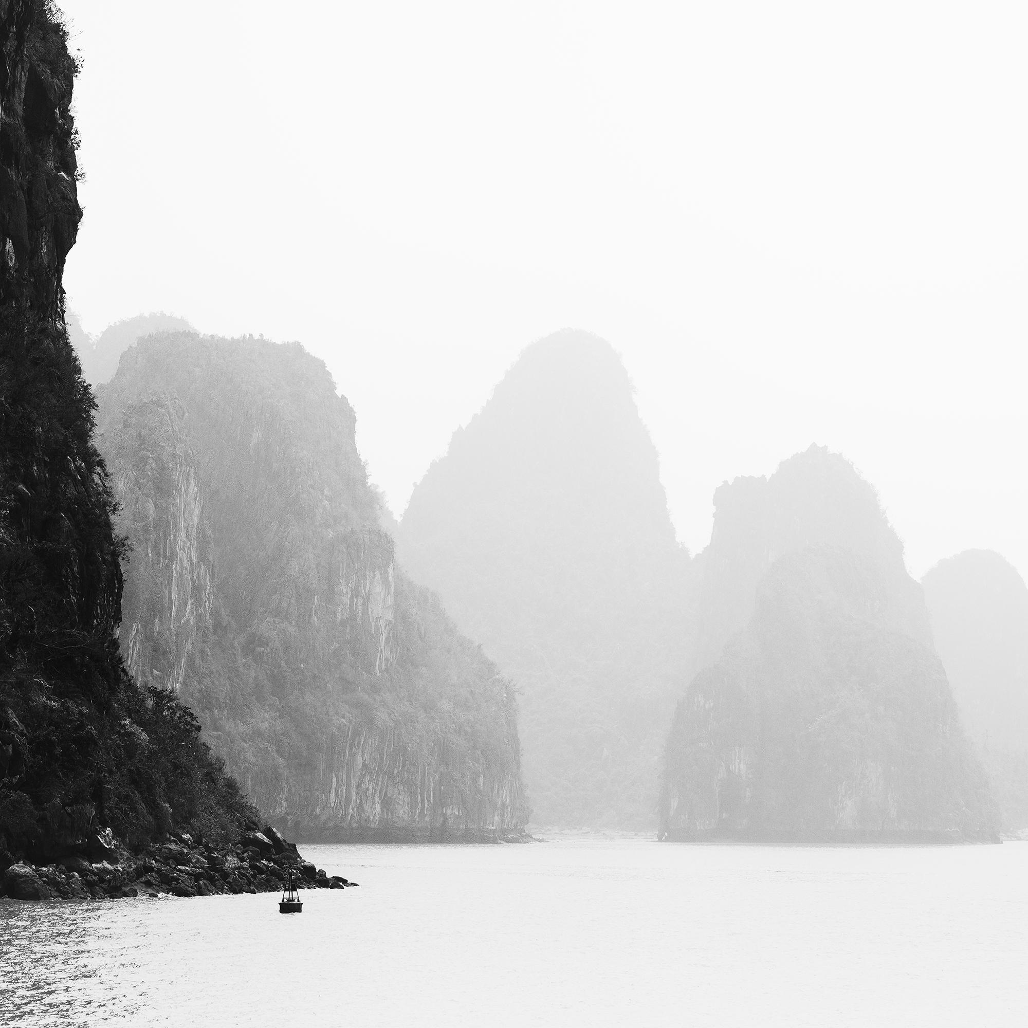Bahía de Ha Long, Isla brumosa, Roca negra, Vietnam en venta 7