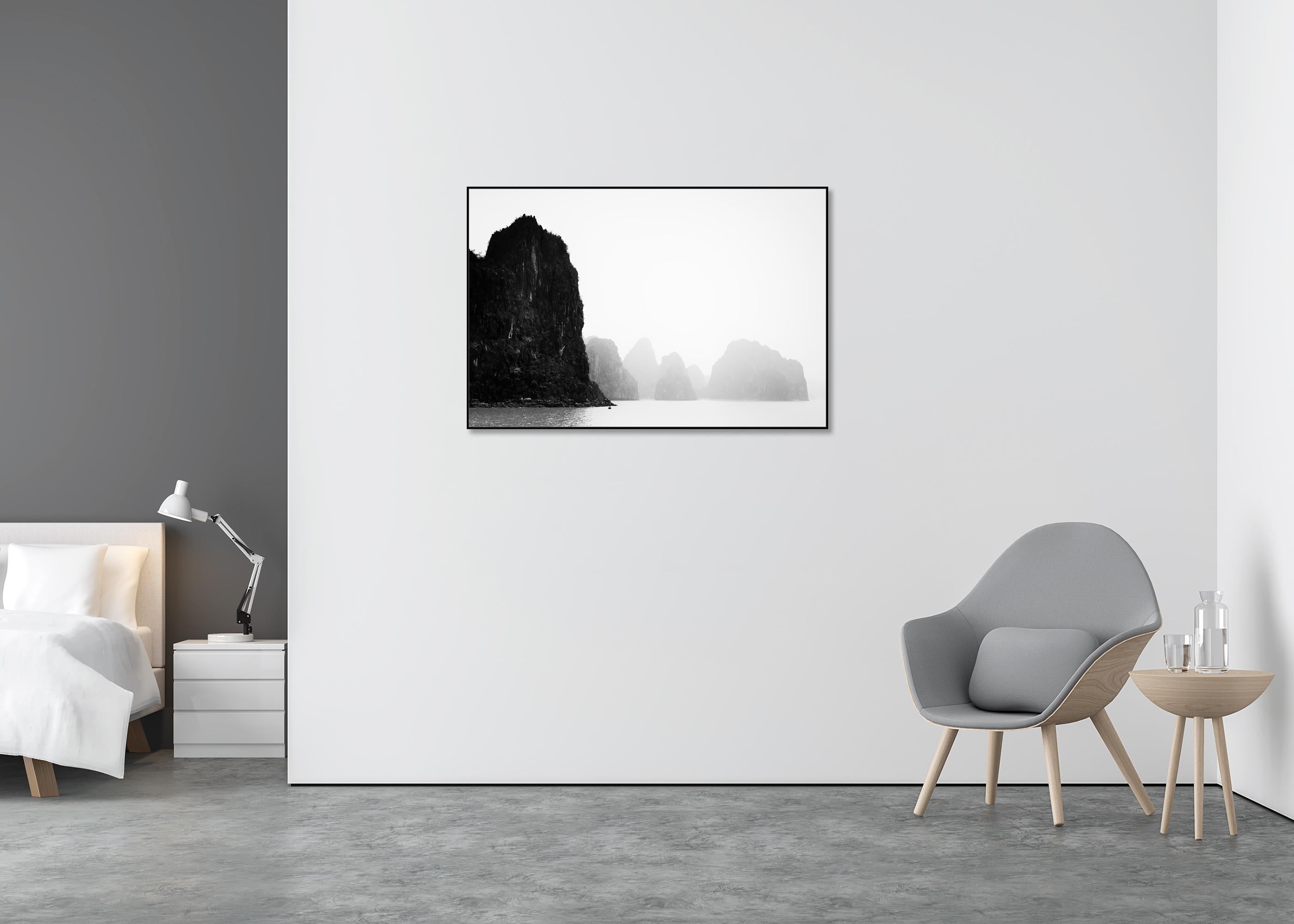 Bahía de Ha Long, Isla brumosa, Roca negra, Vietnam - Landscape Photograph Negro de Gerald Berghammer