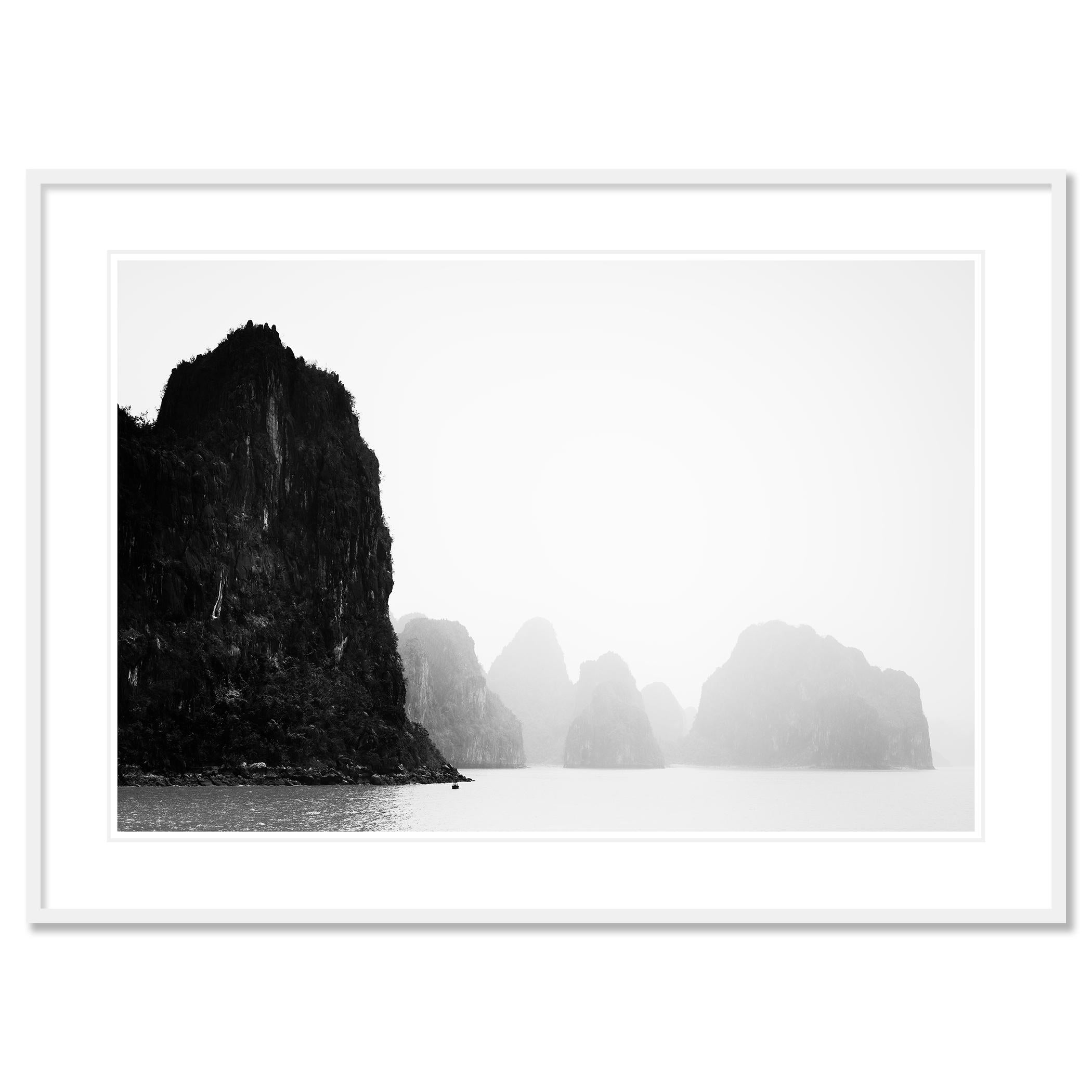 Bahía de Ha Long, Estudio 2, Vietnam - nº 21367
Impresión digital pigmentada sobre papel Hahnemühle Photo Rag Baryta Fine Art, edición de 7. 
Cada impresión lleva un sello en el reverso y está firmada, numerada y acompañada de una carta de