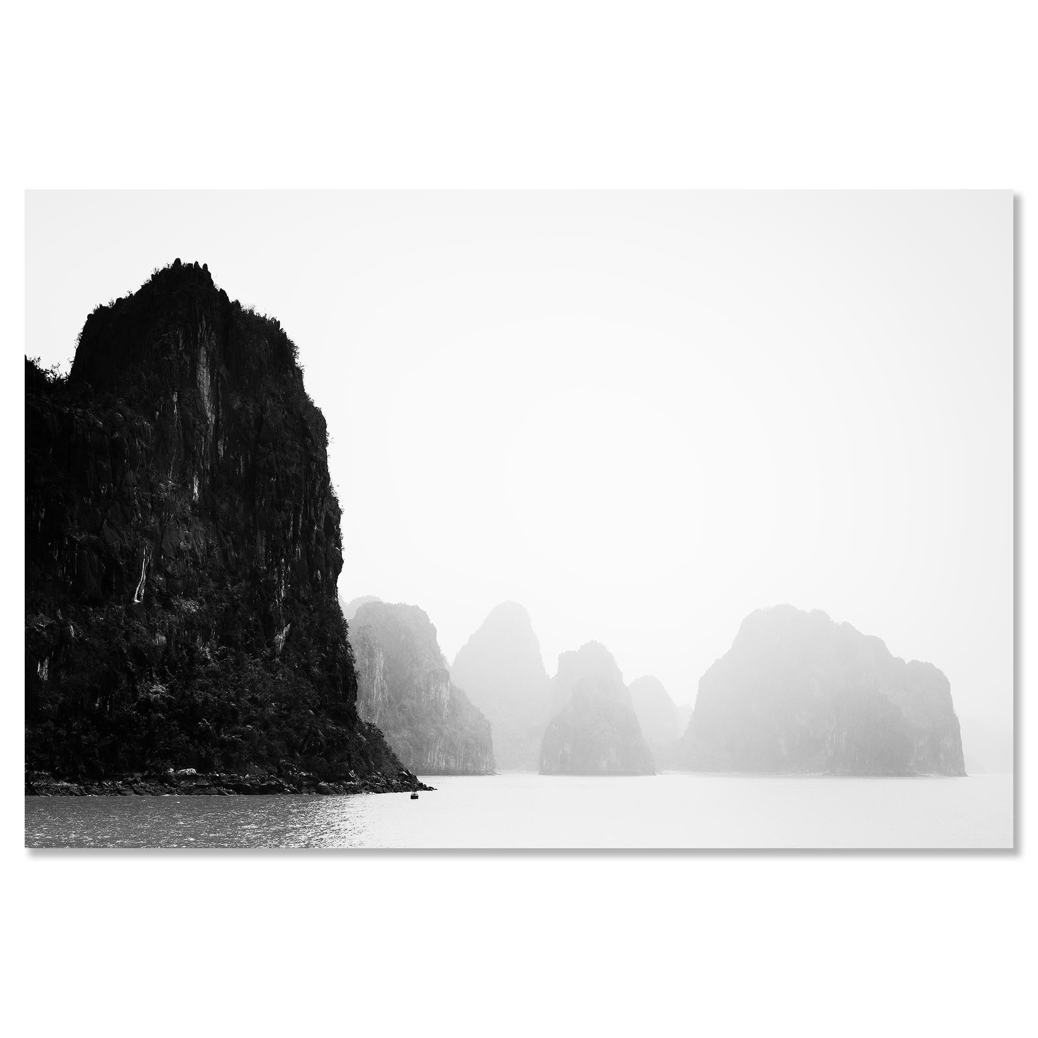 Bahía de Ha Long, Isla brumosa, Roca negra, Vietnam en venta 3