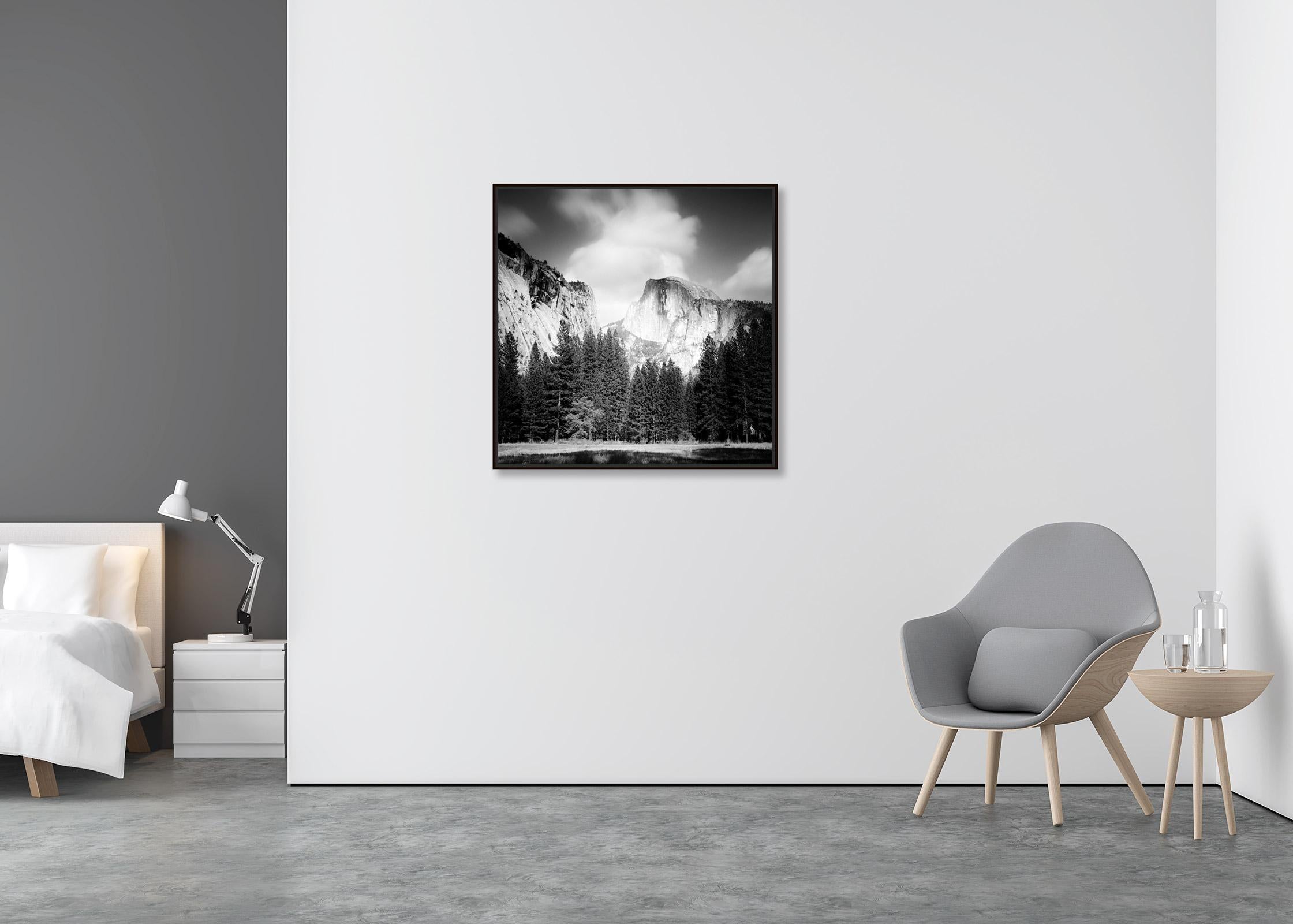 Half Dome, Yosemite National Park, États-Unis, photographies de paysages en noir et blanc - Contemporain Photograph par Gerald Berghammer