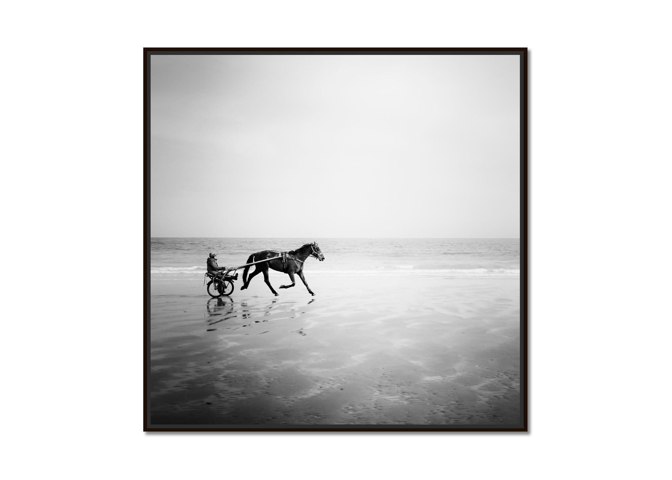 Harness Racing, Beach, Schwarz-Weiß-Fotografie, Landschaftsfotografie in limitierter Auflage – Photograph von Gerald Berghammer