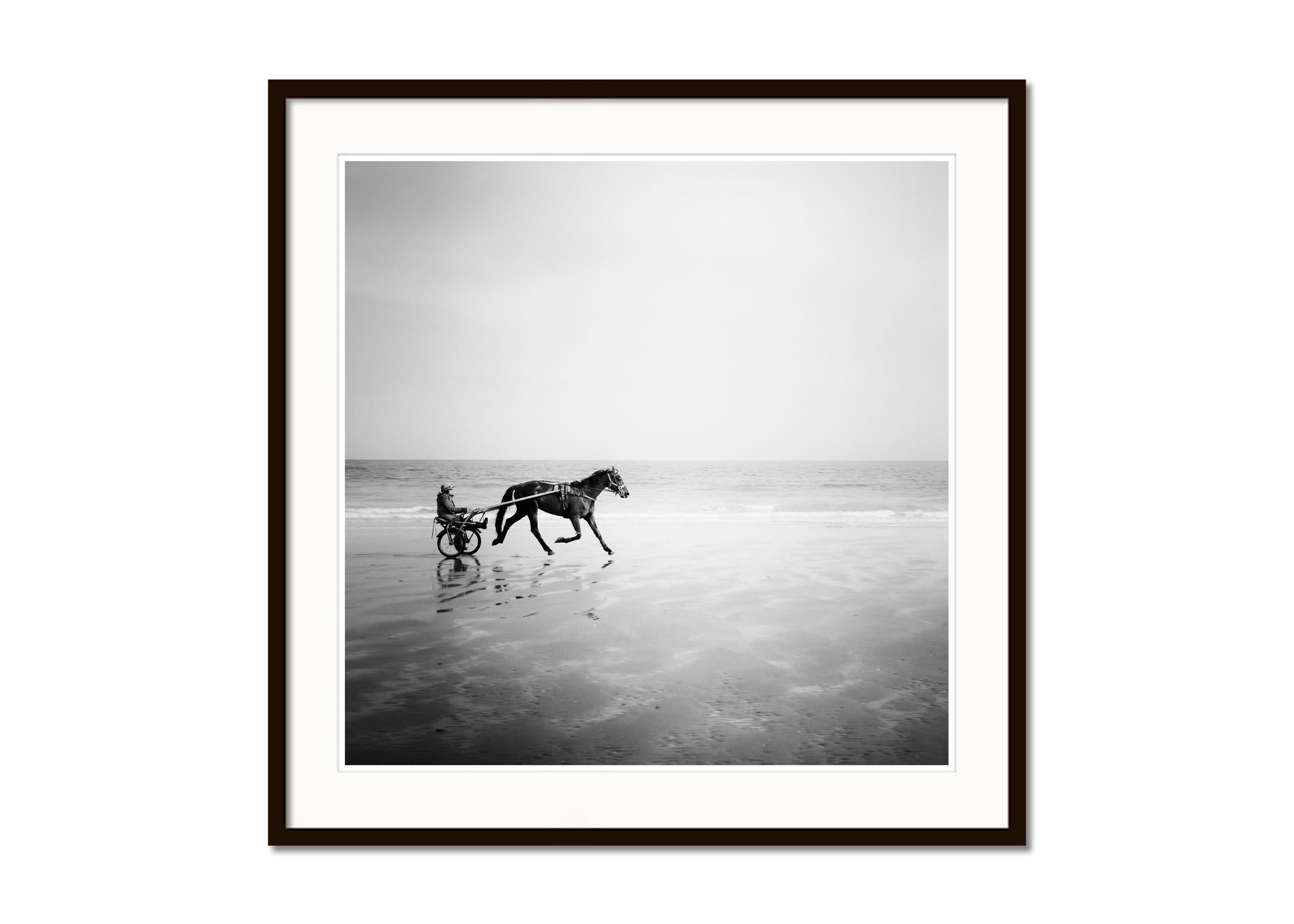 Harness Racing, Beach, Schwarz-Weiß-Fotografie, Landschaftsfotografie in limitierter Auflage (Grau), Landscape Photograph, von Gerald Berghammer