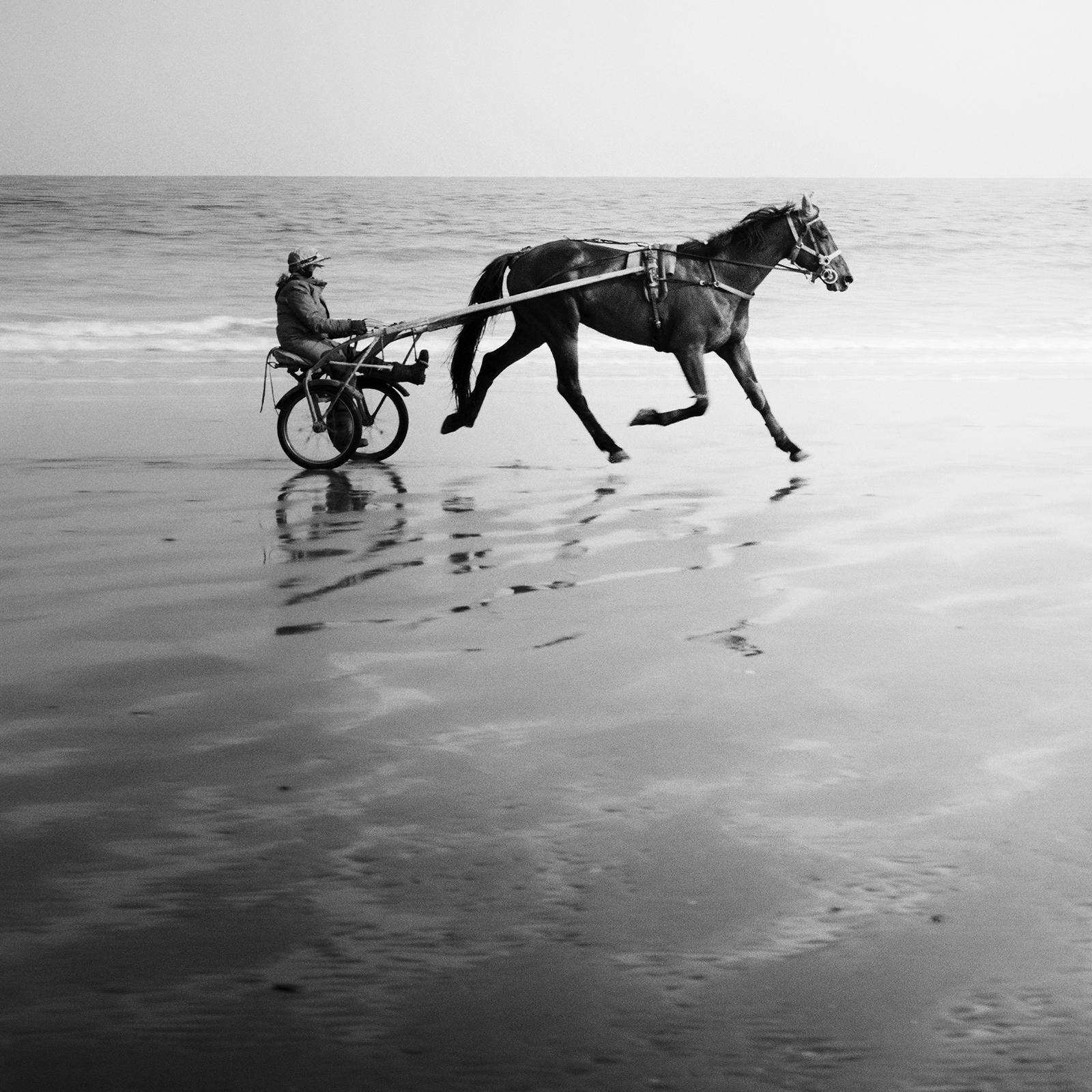 Harness Racing, Beach, Schwarz-Weiß-Fotografie, Landschaftsfotografie in limitierter Auflage im Angebot 3