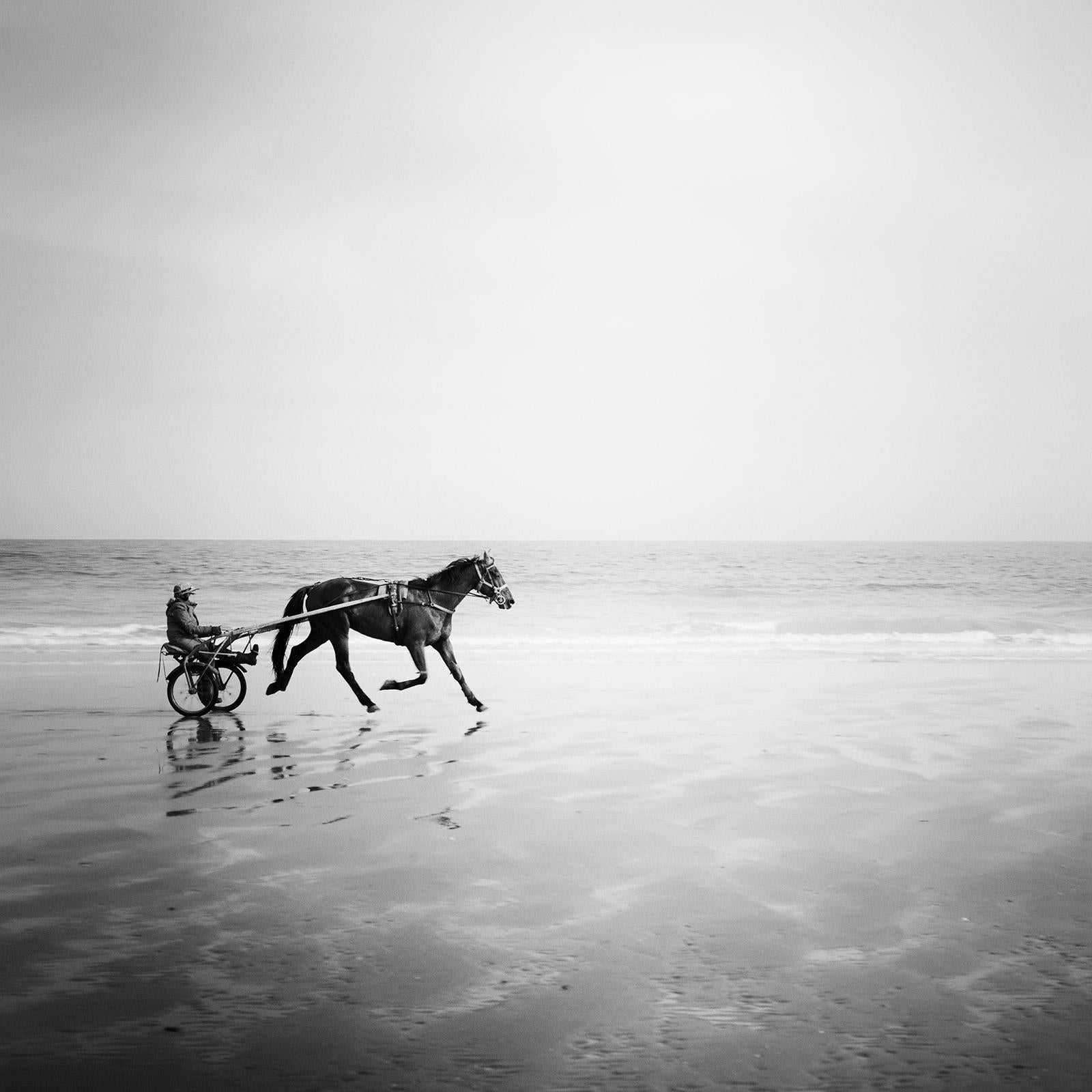 Gerald Berghammer Landscape Photograph – Harness Racing, Beach, Schwarz-Weiß-Fotografie, Landschaftsfotografie in limitierter Auflage