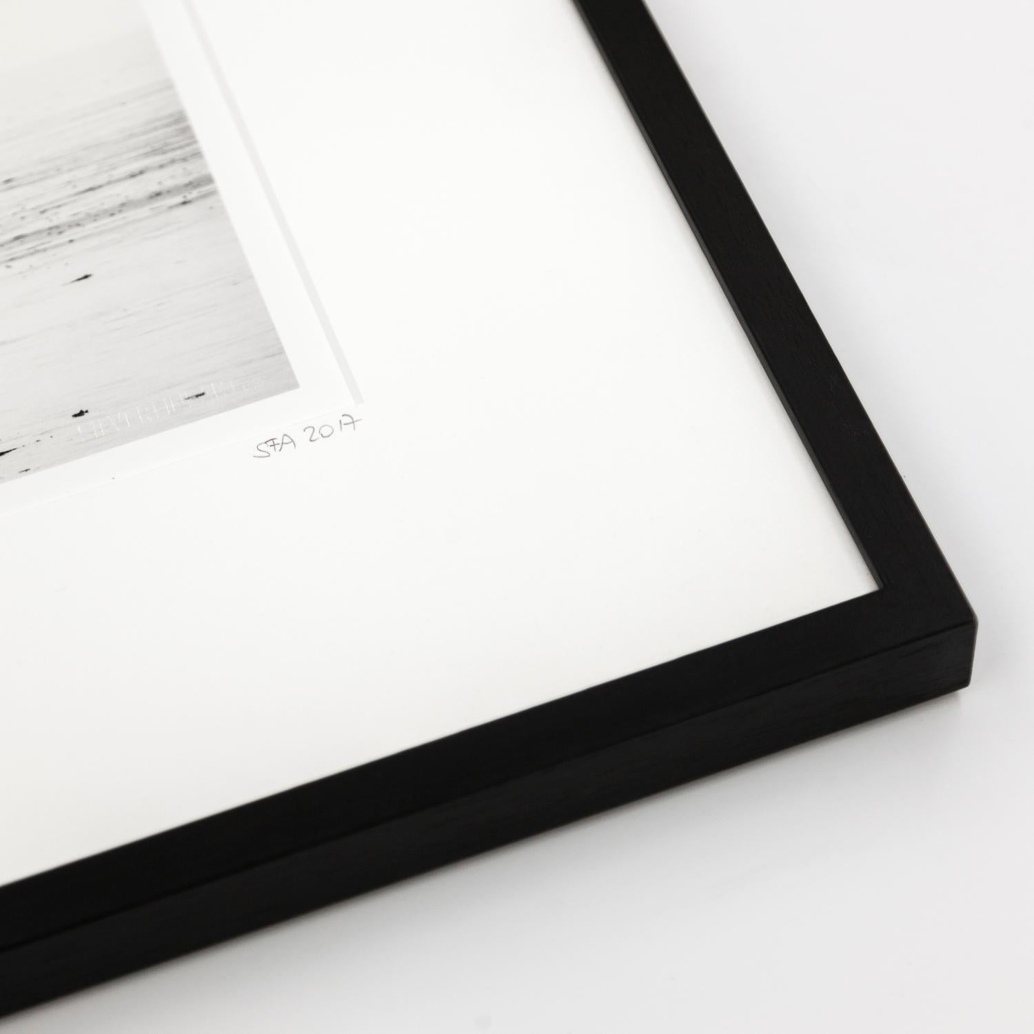Fotografia artistica in bianco e nero di Gerald Berghammer. Stampe alla gelatina d'argento, tonalità selenio, stampa 2017. Edizione limitata 3/20. Firmato, numerato e datato da Artis. Cornice in legno fatta a mano, nero, bianco naturale d'archivio
