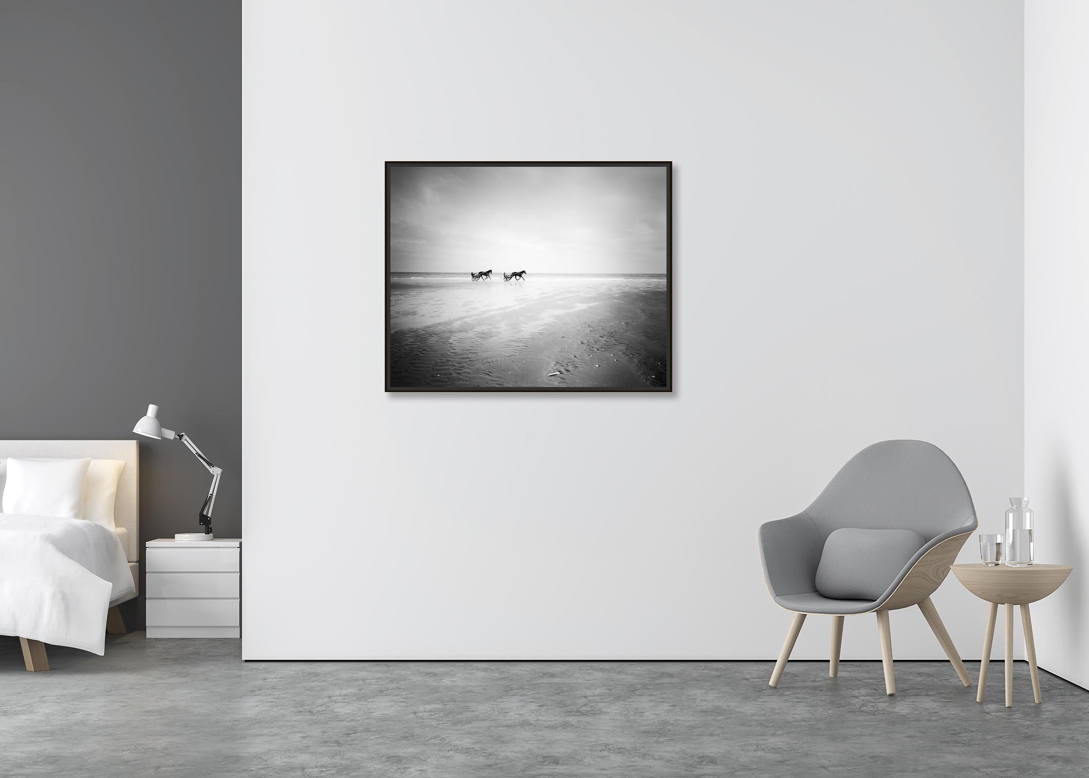 Harness Racing, Pferderennen, Strand, monochrome Fotografie, Landschaft, limitiert (Zeitgenössisch), Photograph, von Gerald Berghammer