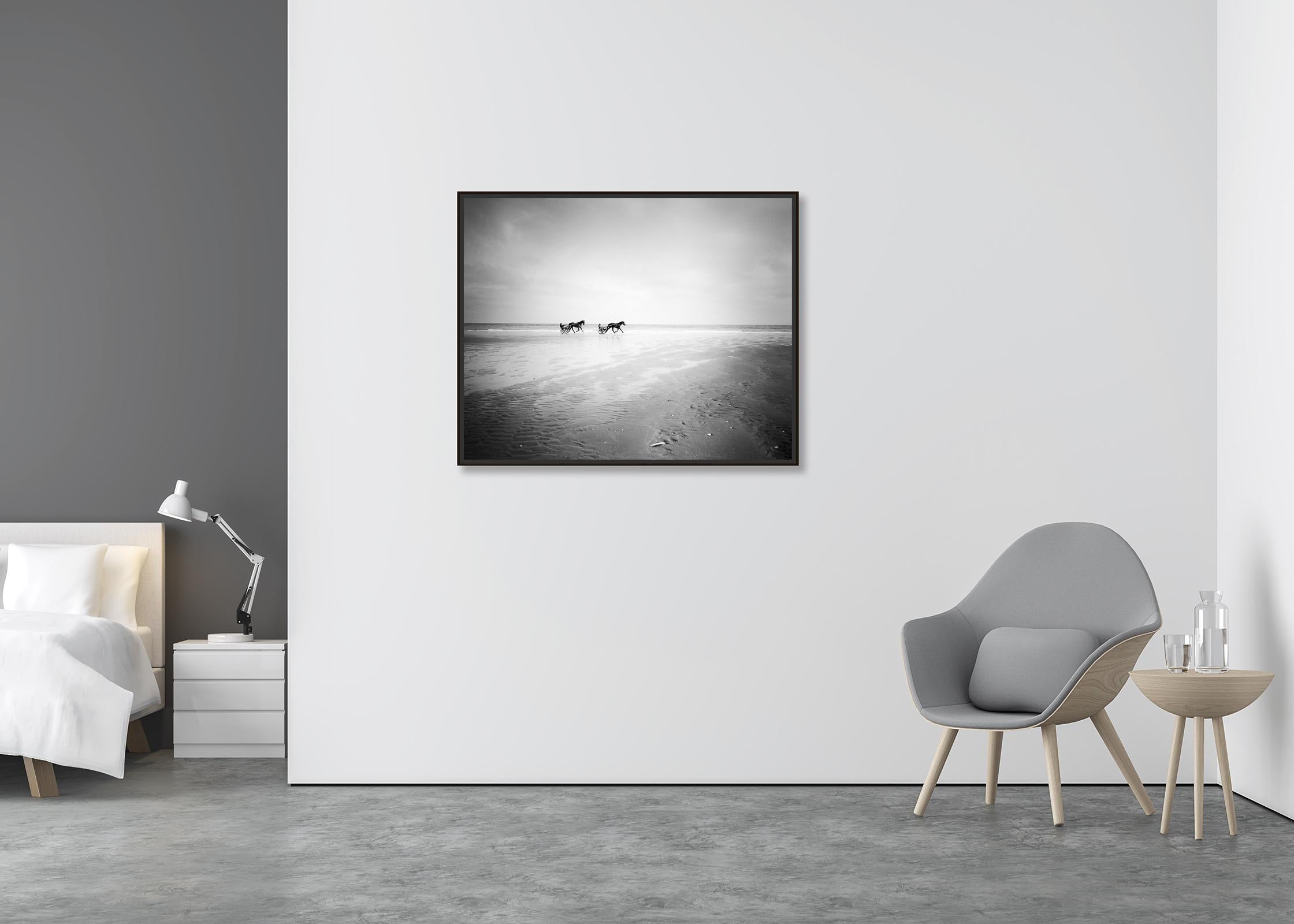 Harness Racing, Pferderennen, Strand, Schwarz-Weiß-Fotografie, Landschaft (Zeitgenössisch), Photograph, von Gerald Berghammer