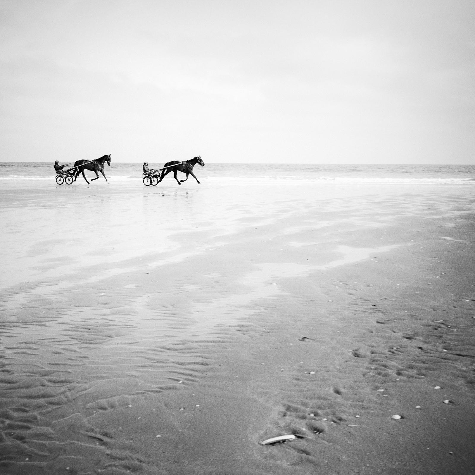 Harness Racing, Pferderennen, Strand, monochrome Fotografie, Landschaft, limitiert im Angebot 3