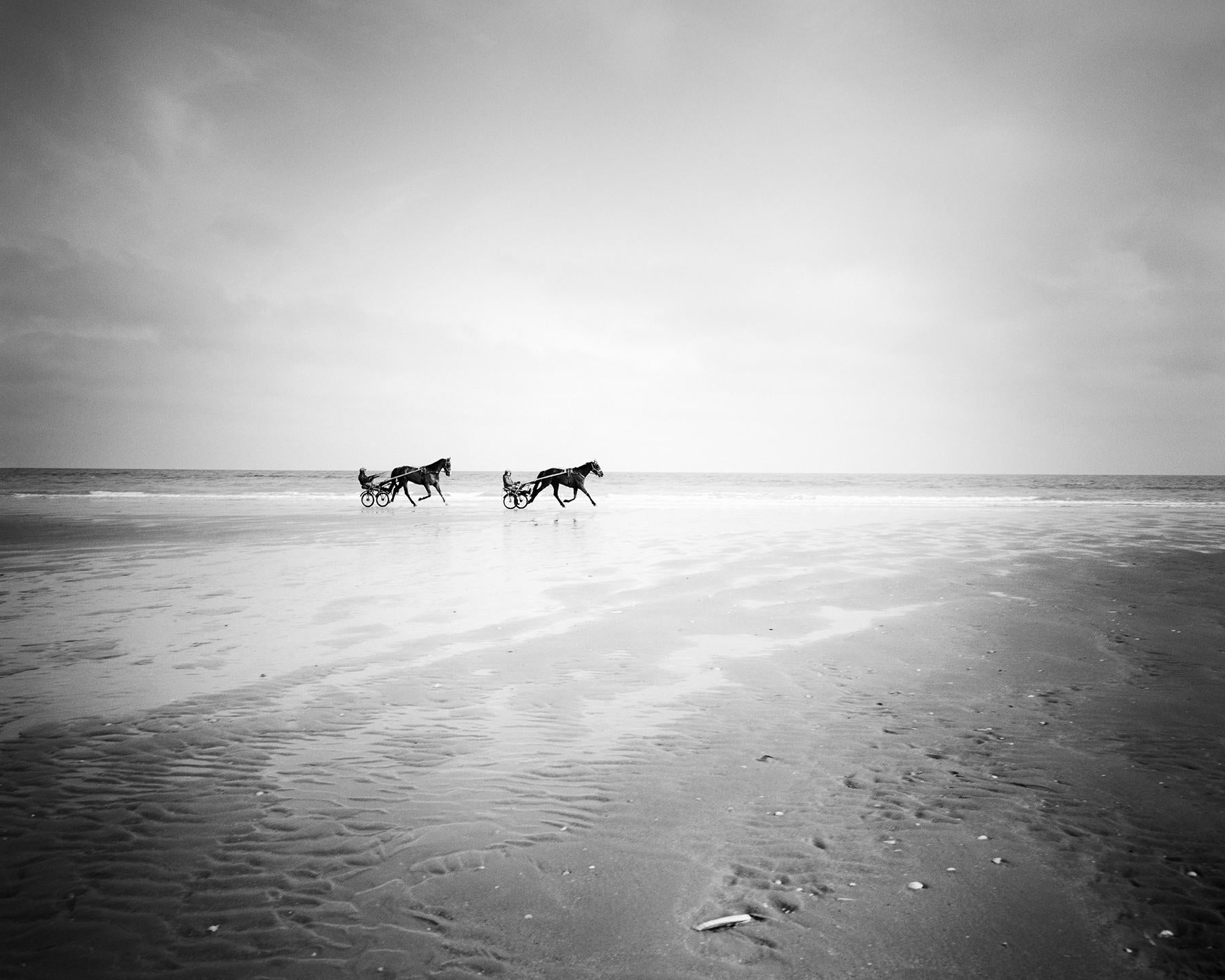 Gerald Berghammer Black and White Photograph – Harness Racing, Pferderennen, Strand, Schwarz-Weiß-Fotografie, Landschaft