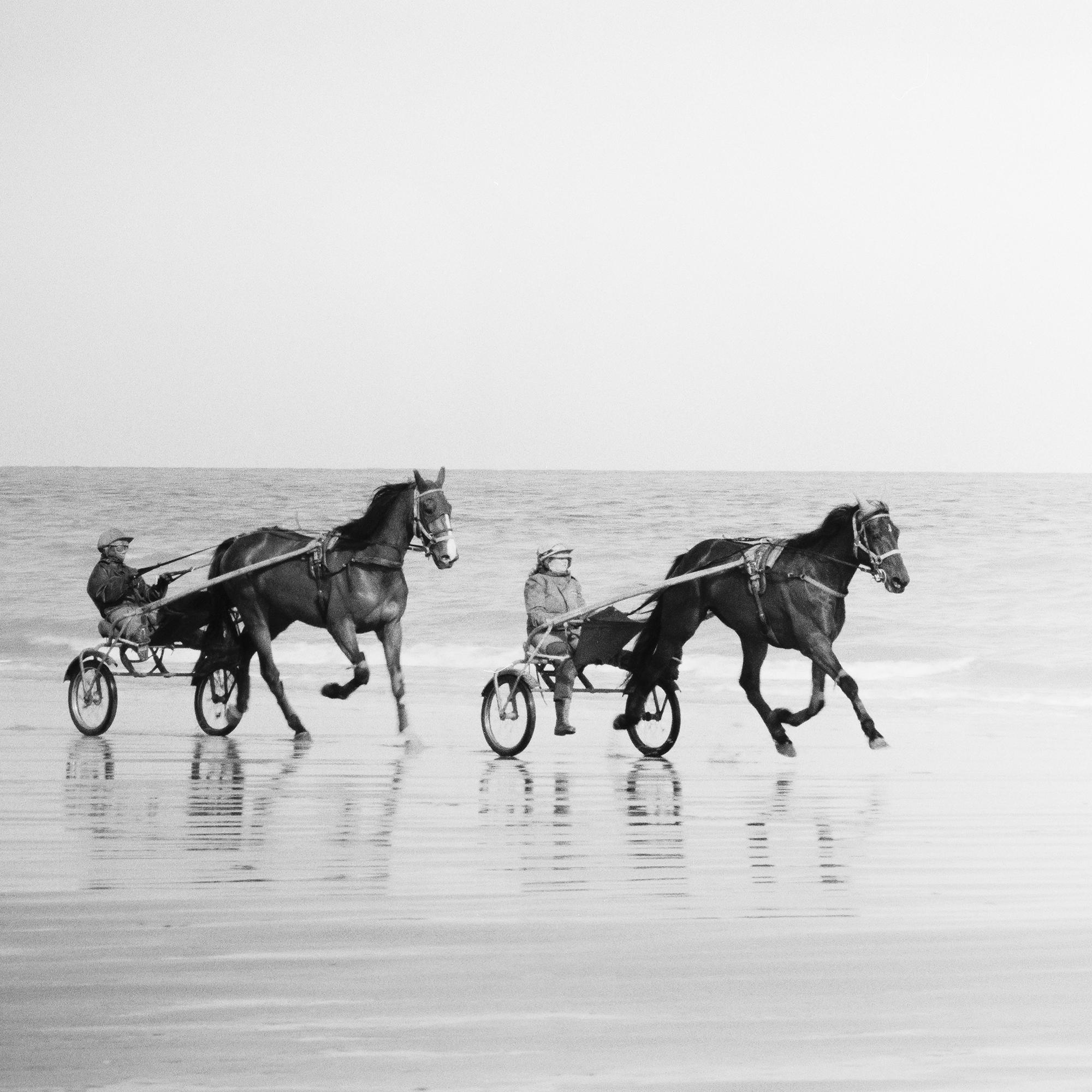 Harness Racing, Pferde am Strand, monochrome Fotografie, Landschaft, limitiert im Angebot 5