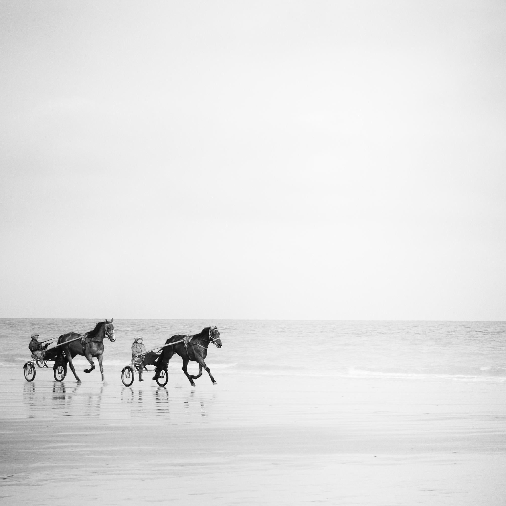 Harness Racing, Pferde am Strand, monochrome Fotografie, Landschaft, limitiert im Angebot 4