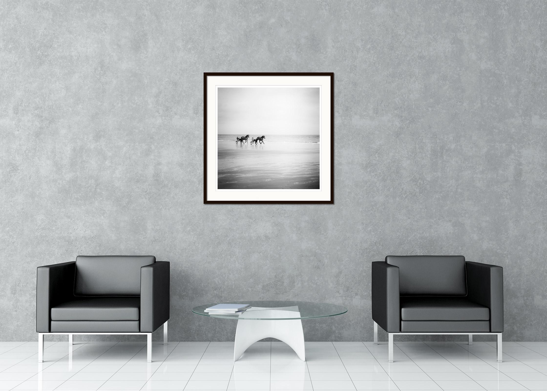 Black and White Fine Art Photography - Trabrennfahrer am einsamen Strand der Normandie, Frankreich. Pigmenttintendruck, Auflage 9, signiert, betitelt, datiert und nummeriert vom Künstler. Mit Echtheitszertifikat. Bedruckt mit einem 4 cm breiten