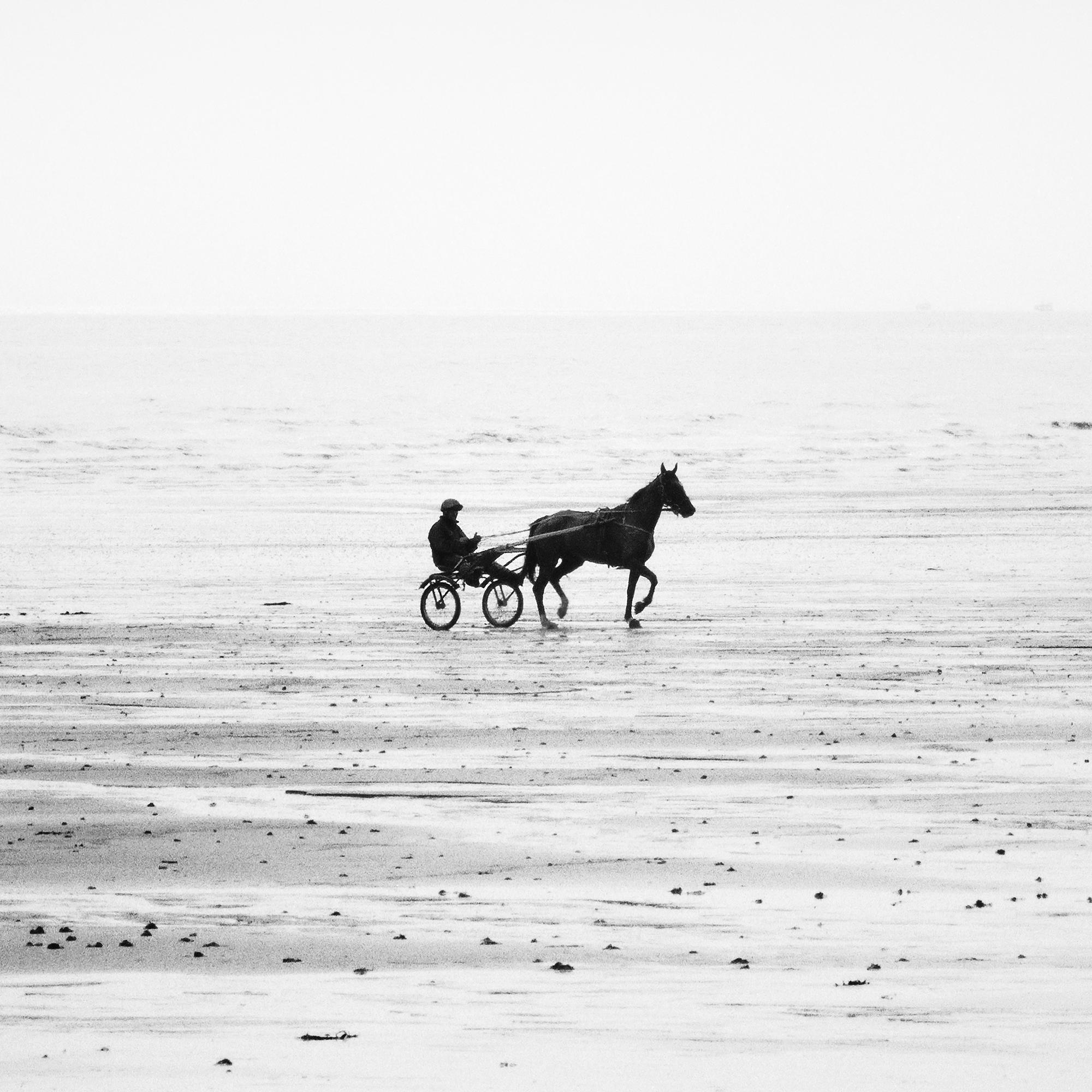 Harness Racing, einsamer Strand, Schwarz-Weiß-Fotografie, limitierte Landschaft im Angebot 5