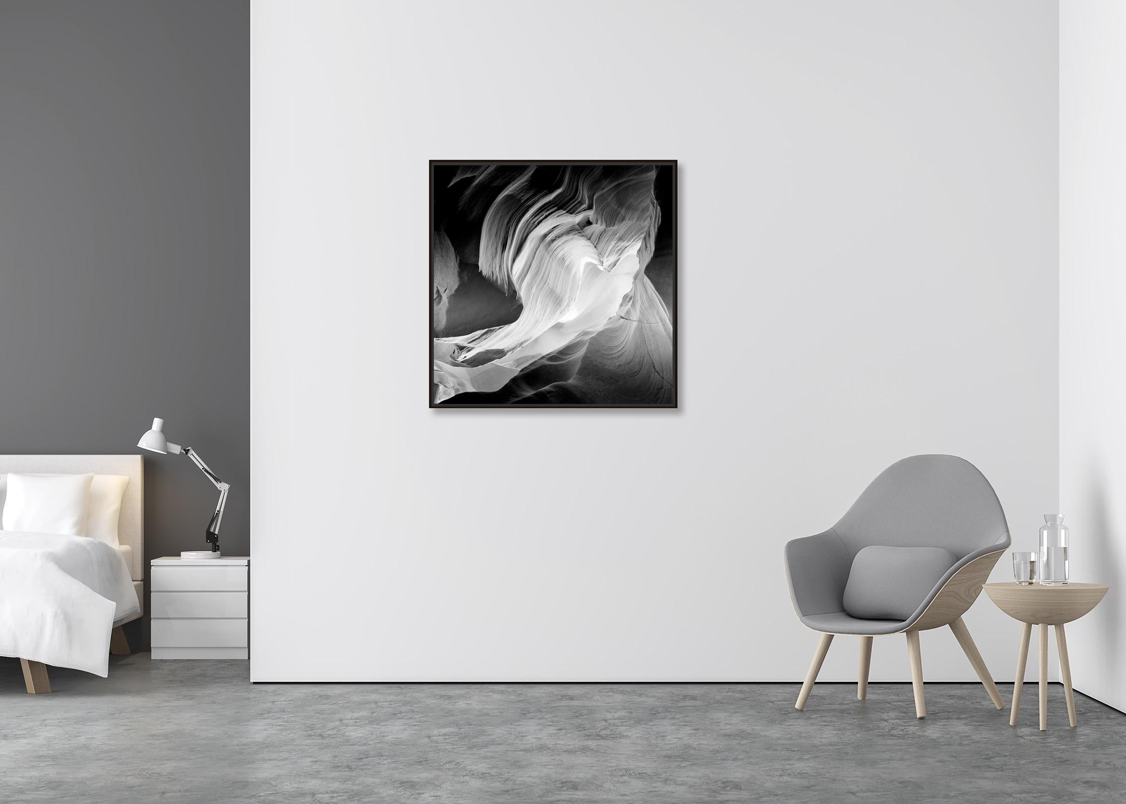 Herz, Antelope Canon Arizona USA minimalistische schwarz-weiße große Kunstfotografie  (Abstrakt), Photograph, von Gerald Berghammer