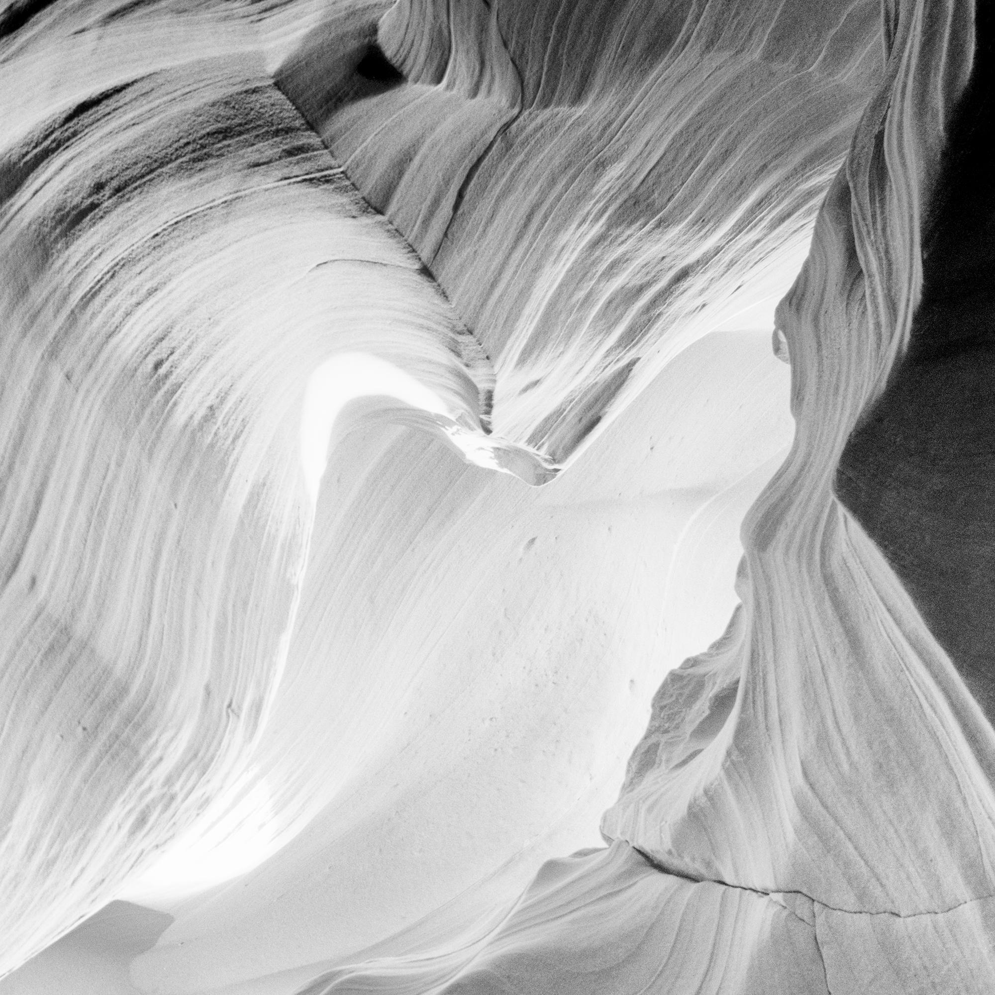 Heart, Antelope Canon, abstrakt, Arizona, USA, Schwarz-Weiß-Kunstlandschaft im Angebot 5