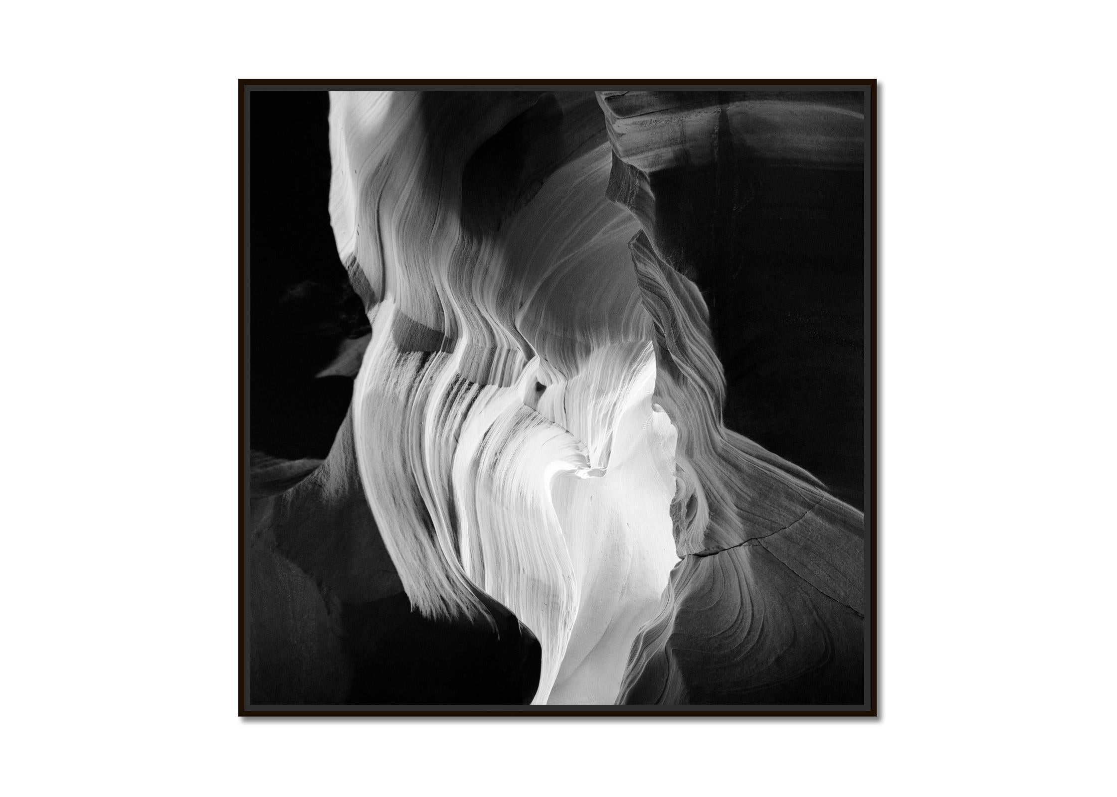 Whiting, Antelope Canyon, désert, USA, noir et blanc et photographie, art paysage - Photograph de Gerald Berghammer