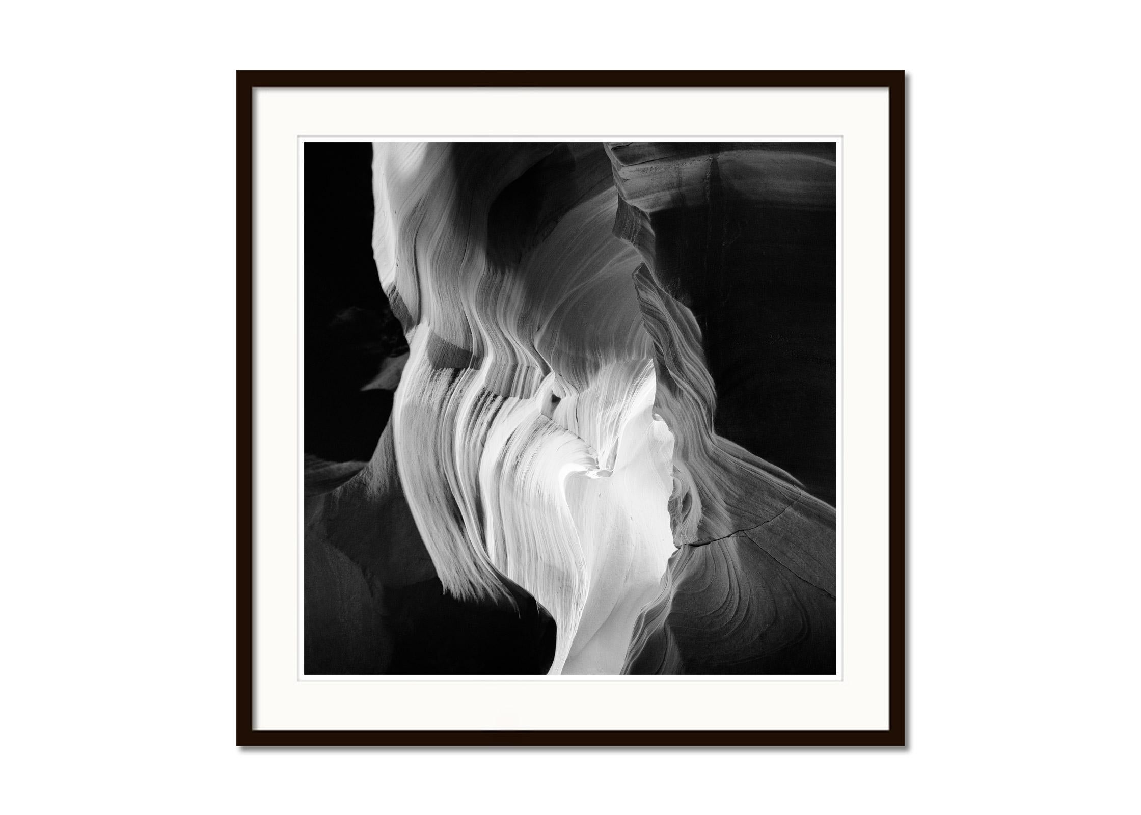 Whiting, Antelope Canyon, désert, USA, noir et blanc et photographie, art paysage - Noir Black and White Photograph par Gerald Berghammer