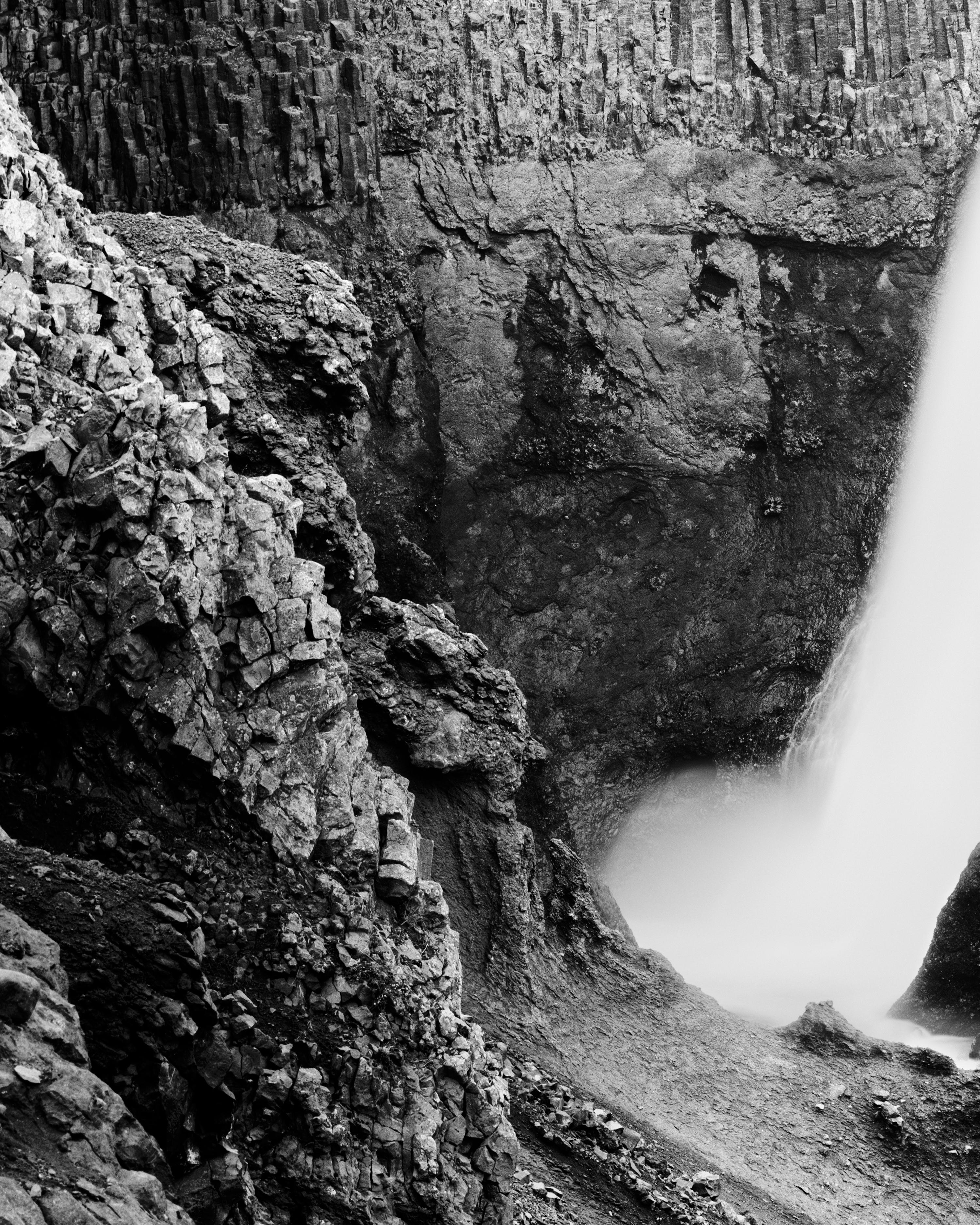 Hengifoss, Wasserfall, Island, Schwarz-Weiß-Landschaftsfotografie im Angebot 6