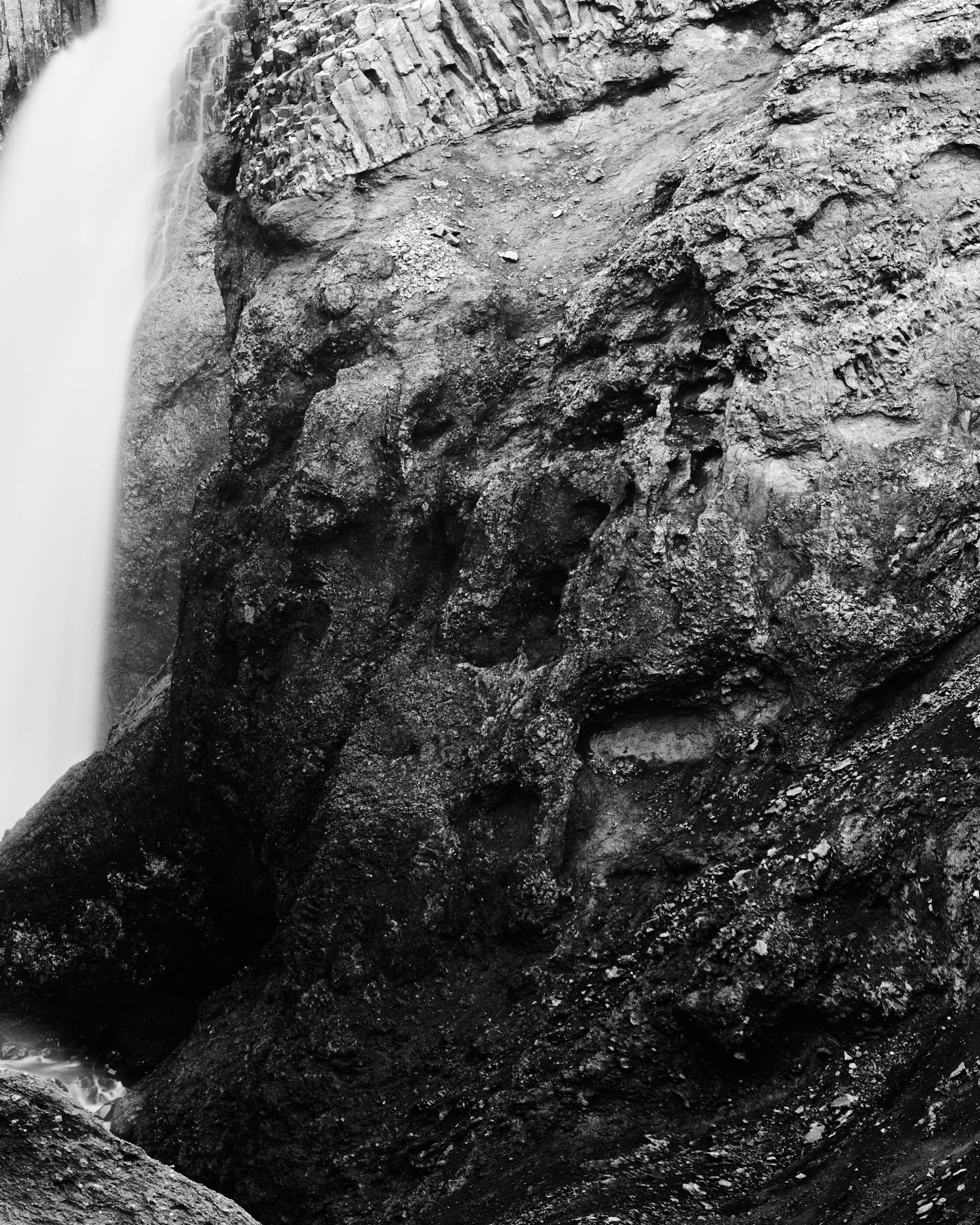 Hengifoss, Wasserfall, Island, Schwarz-Weiß-Landschaftsfotografie im Angebot 7