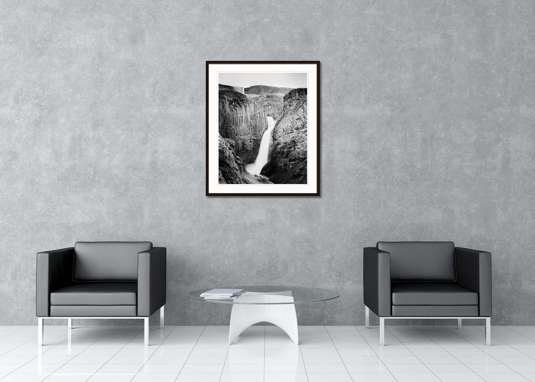 Hengifoss, Wasserfall, Island, Schwarz-Weiß-Landschaftsfotografie im Angebot 1
