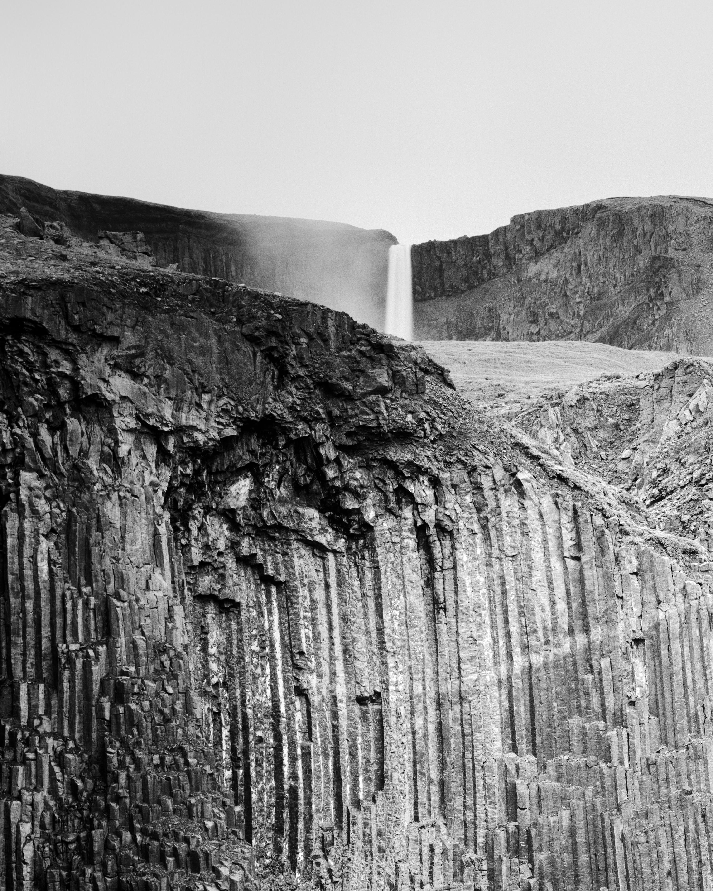 Hengifoss, Wasserfall, Island, Schwarz-Weiß-Landschaftsfotografie im Angebot 4