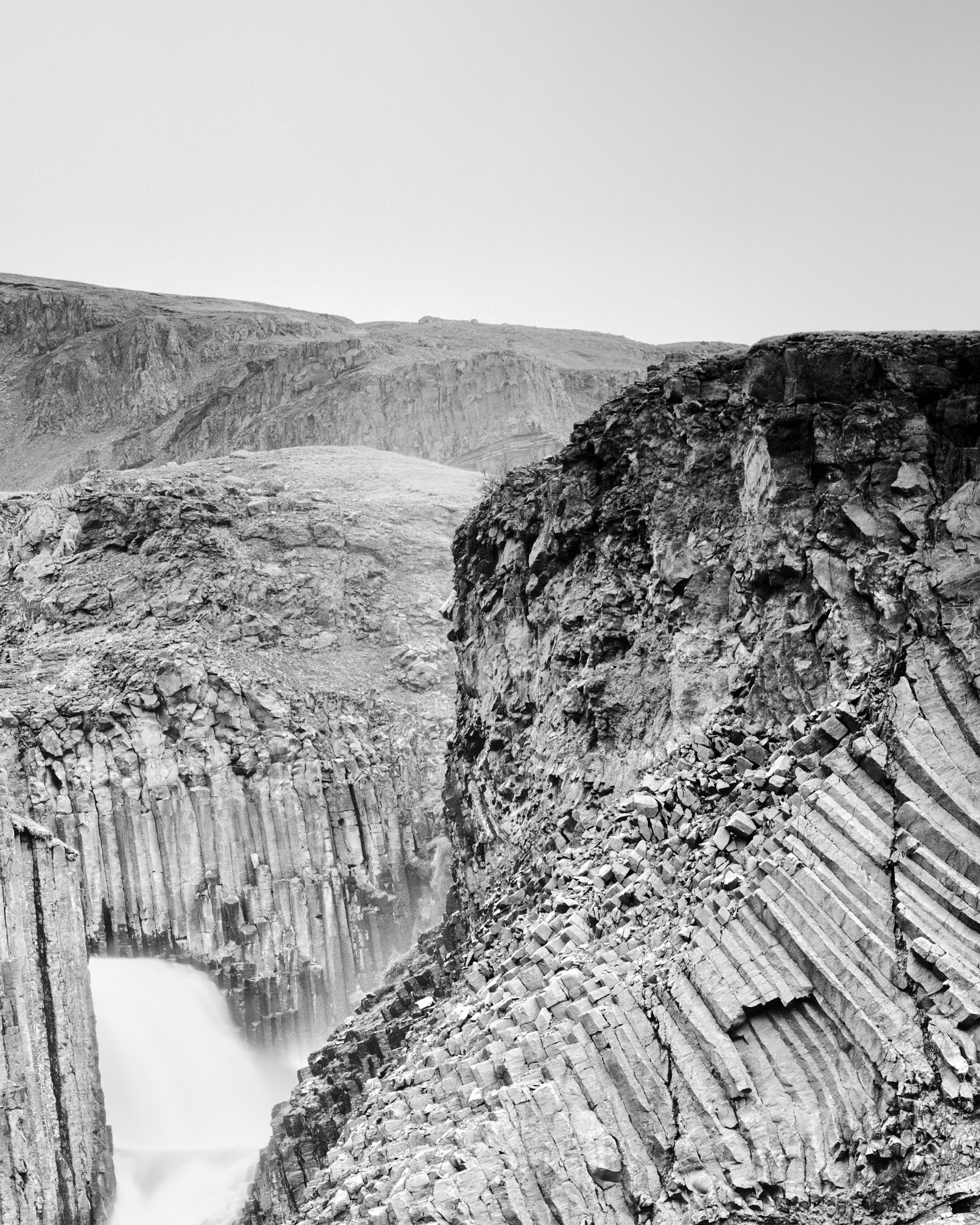 Hengifoss, Wasserfall, Island, Schwarz-Weiß-Landschaftsfotografie im Angebot 5