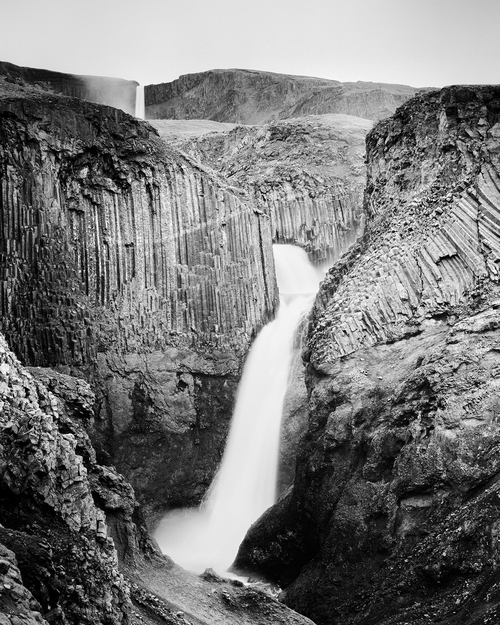 Gerald Berghammer Landscape Photograph – Hengifoss, Wasserfall, Island, Schwarz-Weiß-Landschaftsfotografie