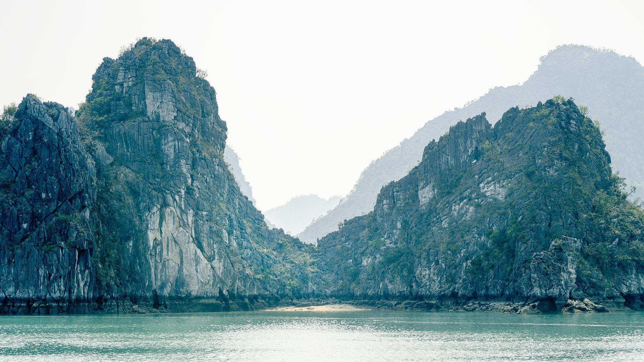 Plage cachée et collines verdoyantes, baie de La Hille, Vietnam - Photographie de paysages marins
