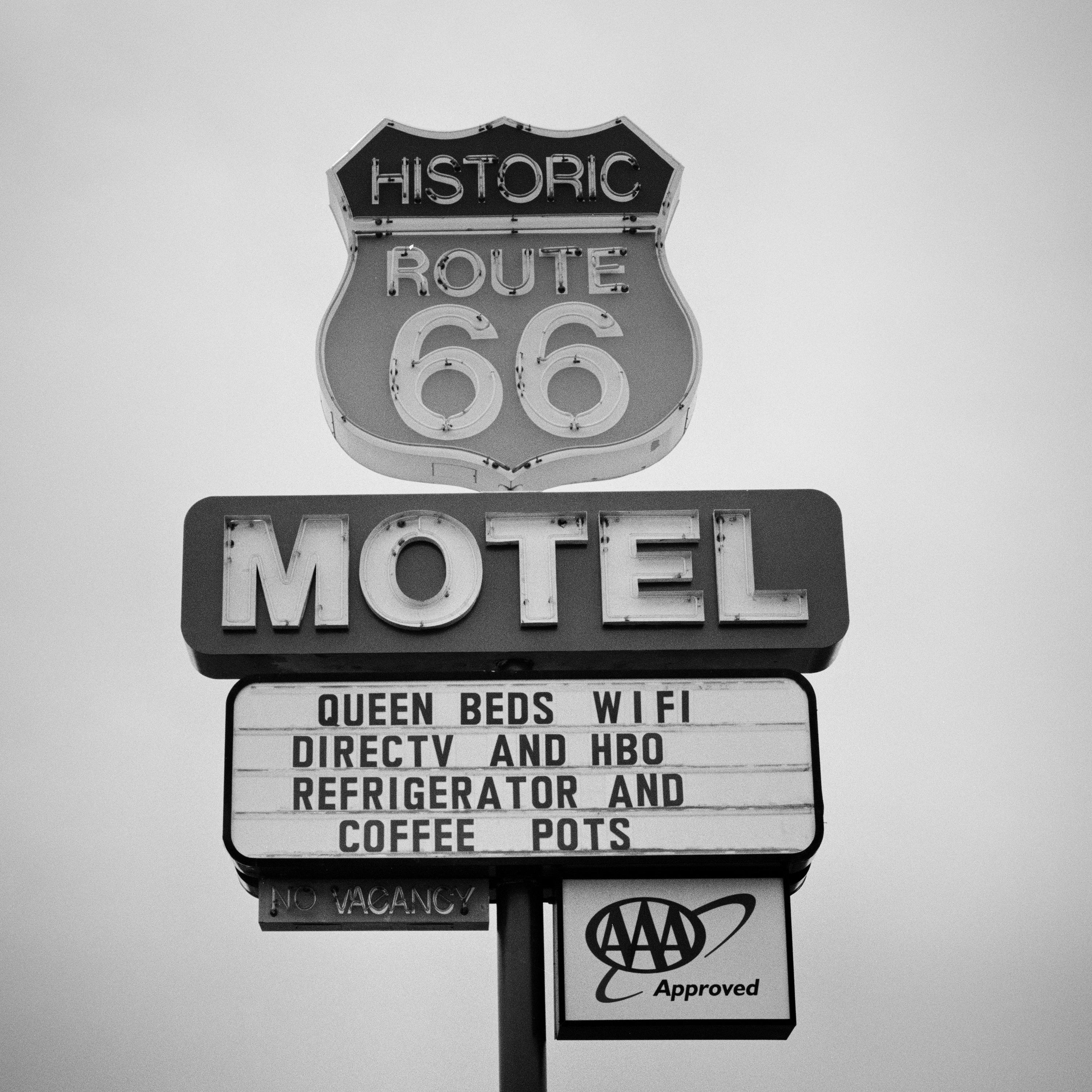 Historische Route 66 Motel, Arizona, USA, Schwarz-Weiß-Filmfotografie im Angebot 3