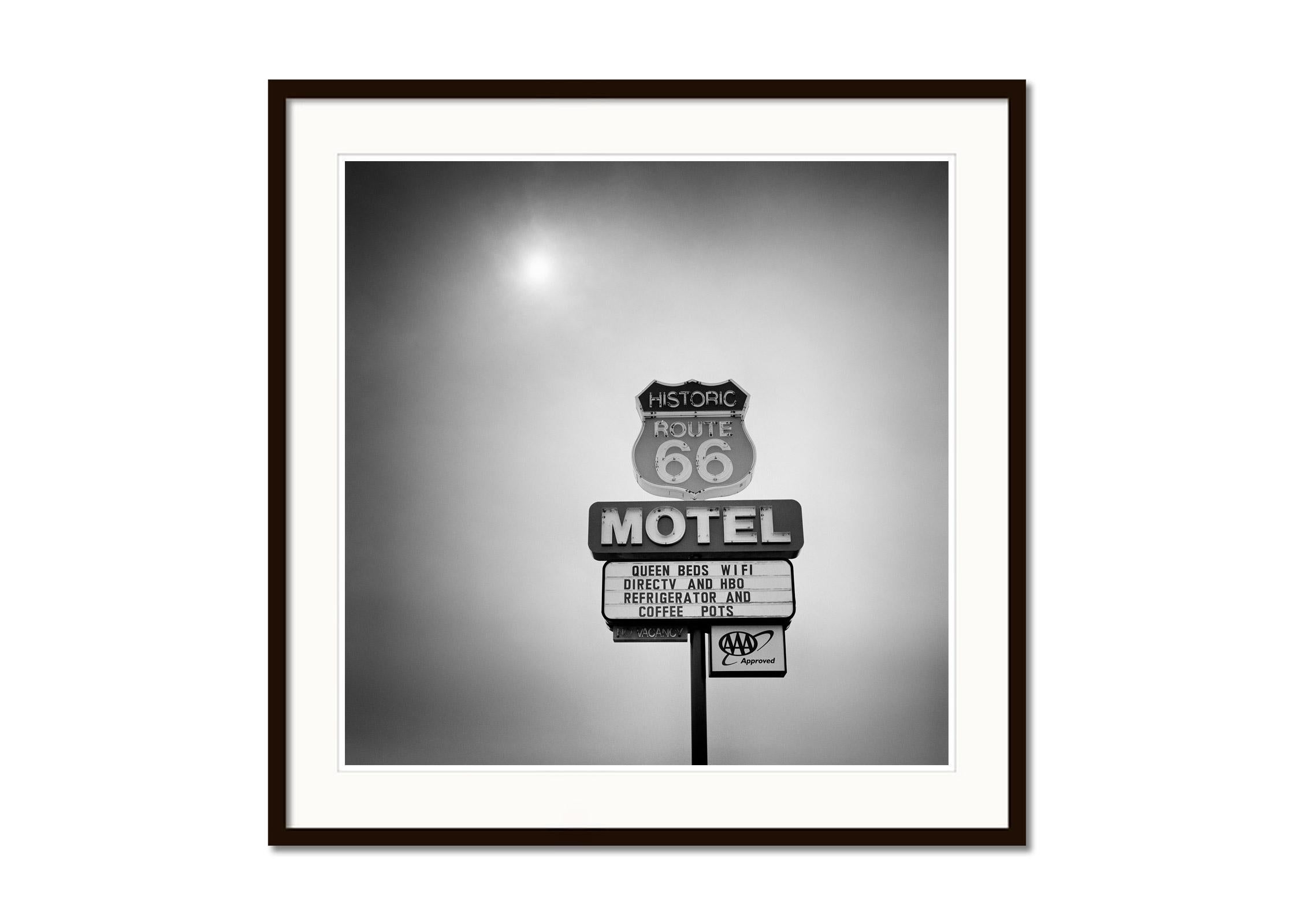 Historische Route 66 Motel, Arizona, USA, Schwarz-Weiß-Filmfotografie (Grau), Landscape Photograph, von Gerald Berghammer