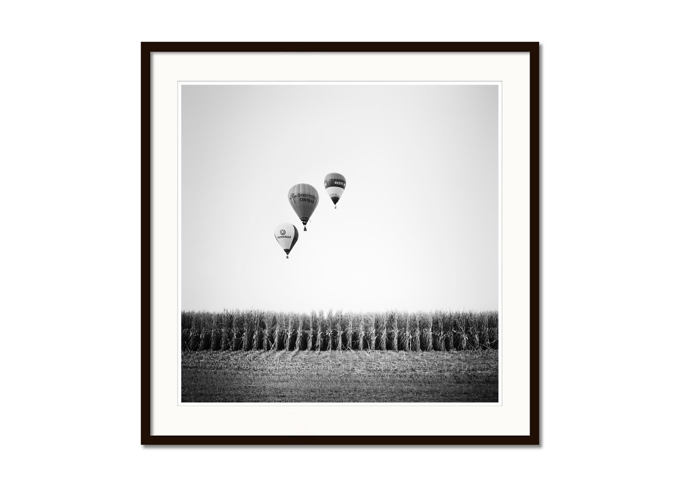 Tournoi des ballons d'aviation, Autriche, photographie d'art de paysage en noir et blanc - Gris Black and White Photograph par Gerald Berghammer