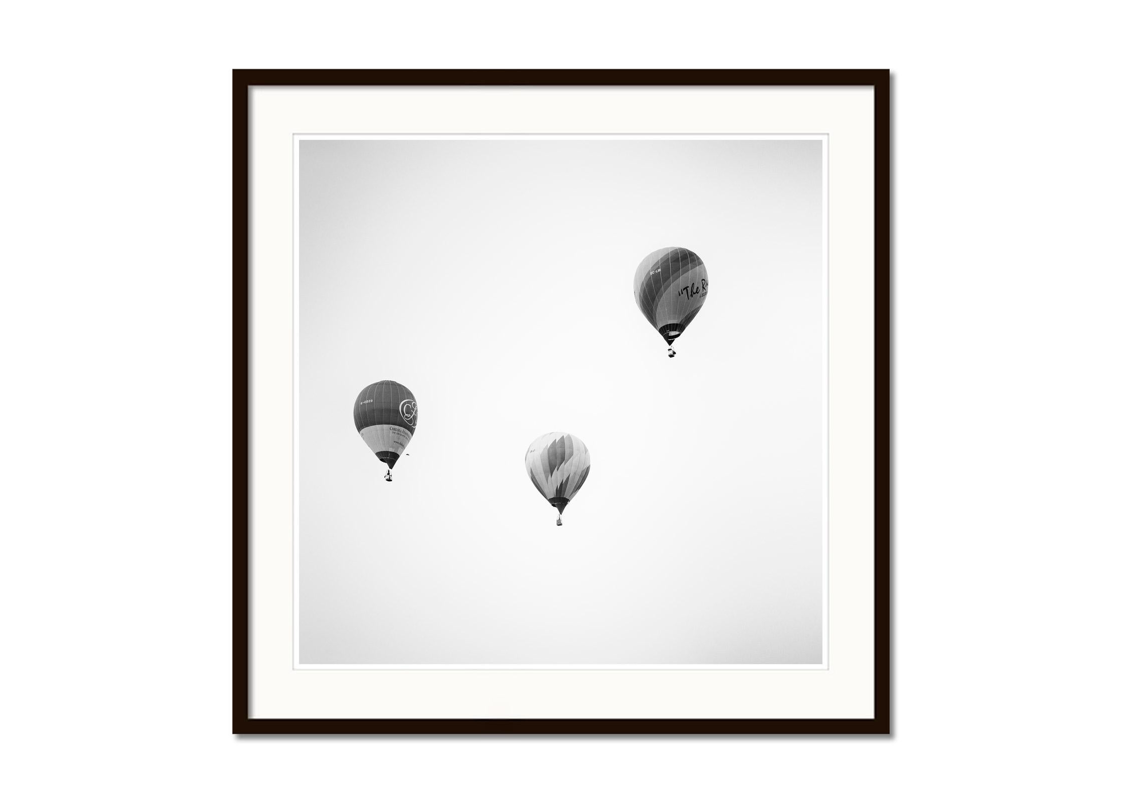 Hot Air Ballon, Championship, minimalistische Schwarz-Weiß-Fotografie, Landschaft (Grau), Black and White Photograph, von Gerald Berghammer