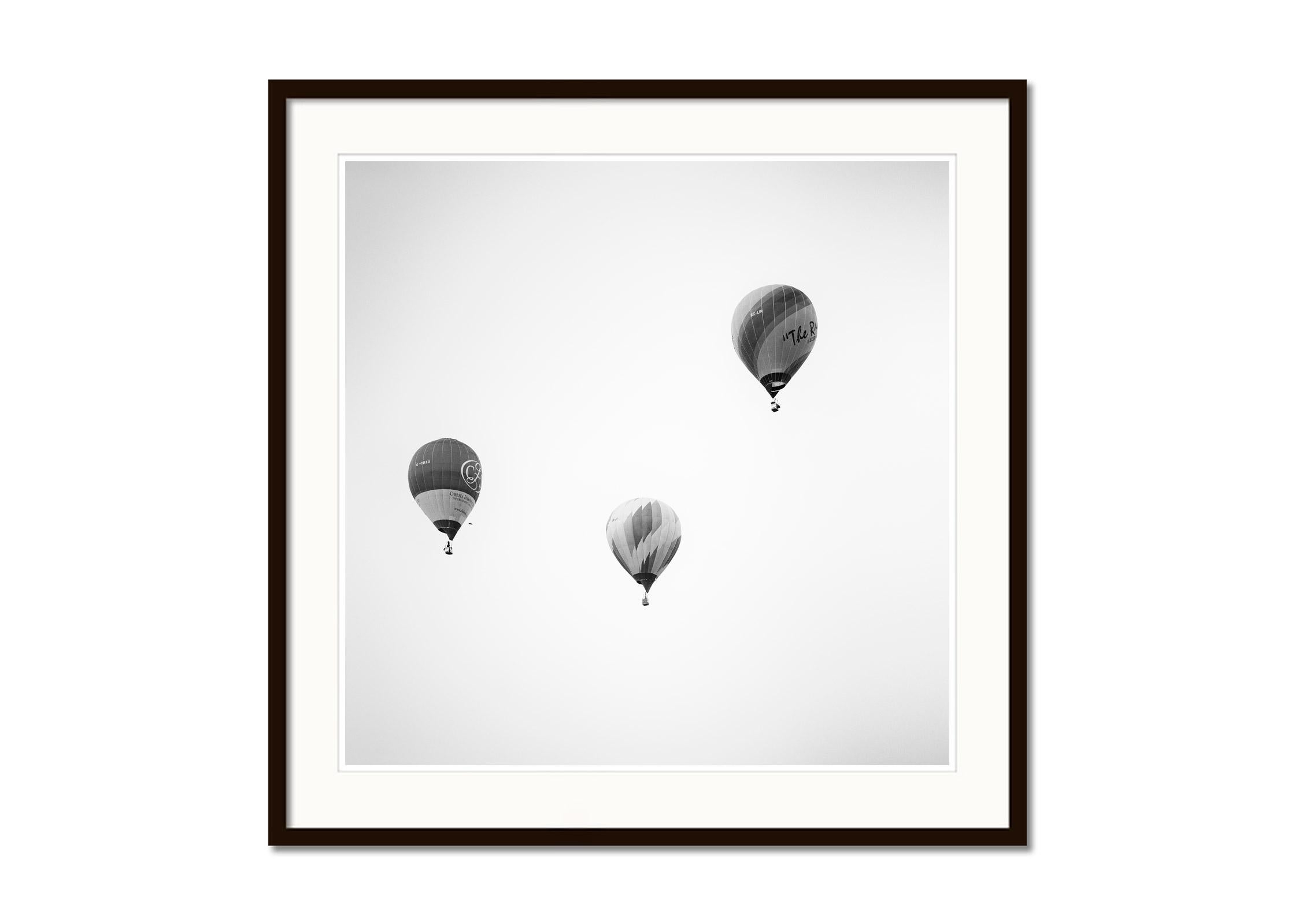 Mongolfiera, Campionato, fotografia minimalista in bianco e nero, paesaggio - Black and White Photograph Grigio di Gerald Berghammer