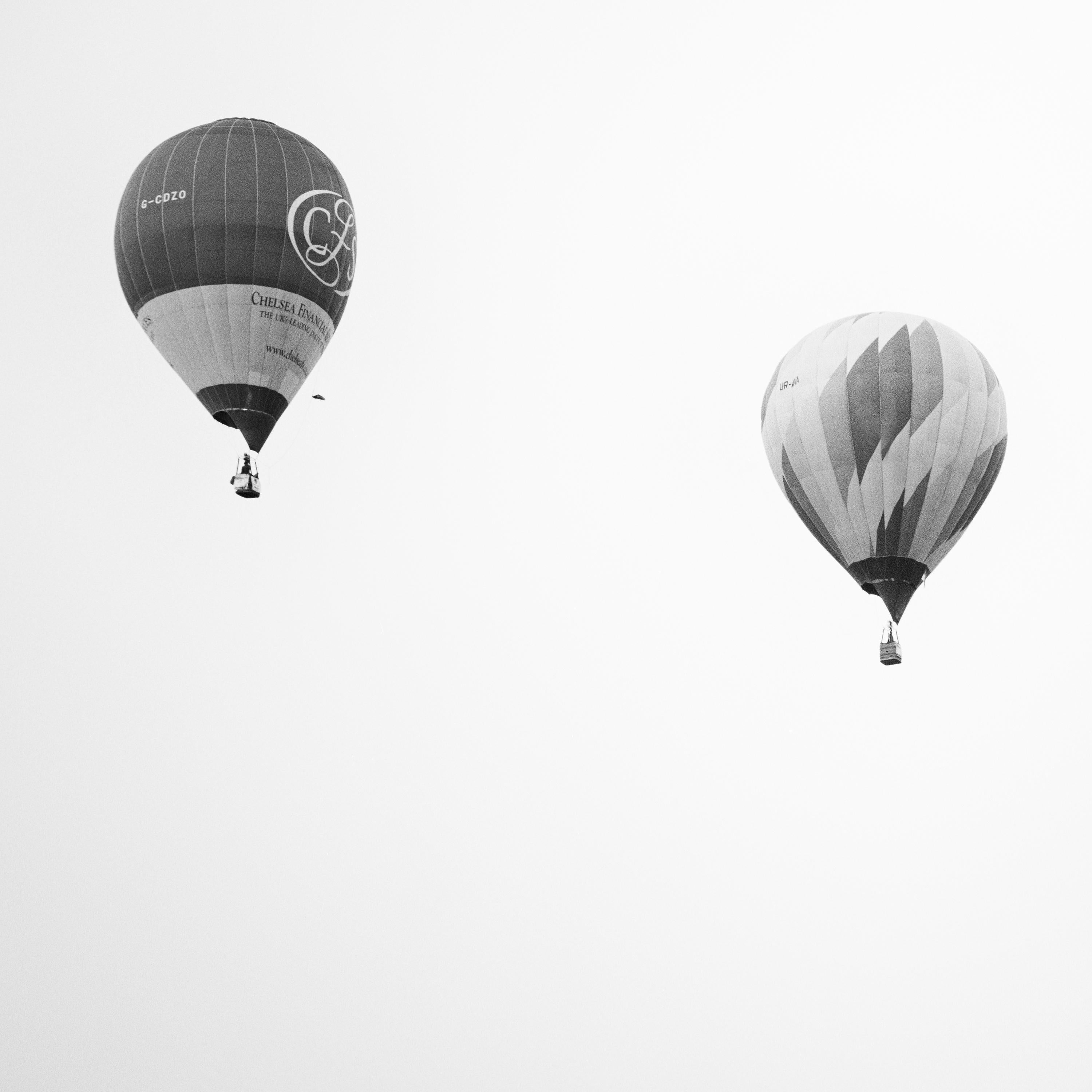 Hot Air Ballon, Championship, minimalistische Schwarz-Weiß-Fotografie, Landschaft im Angebot 3