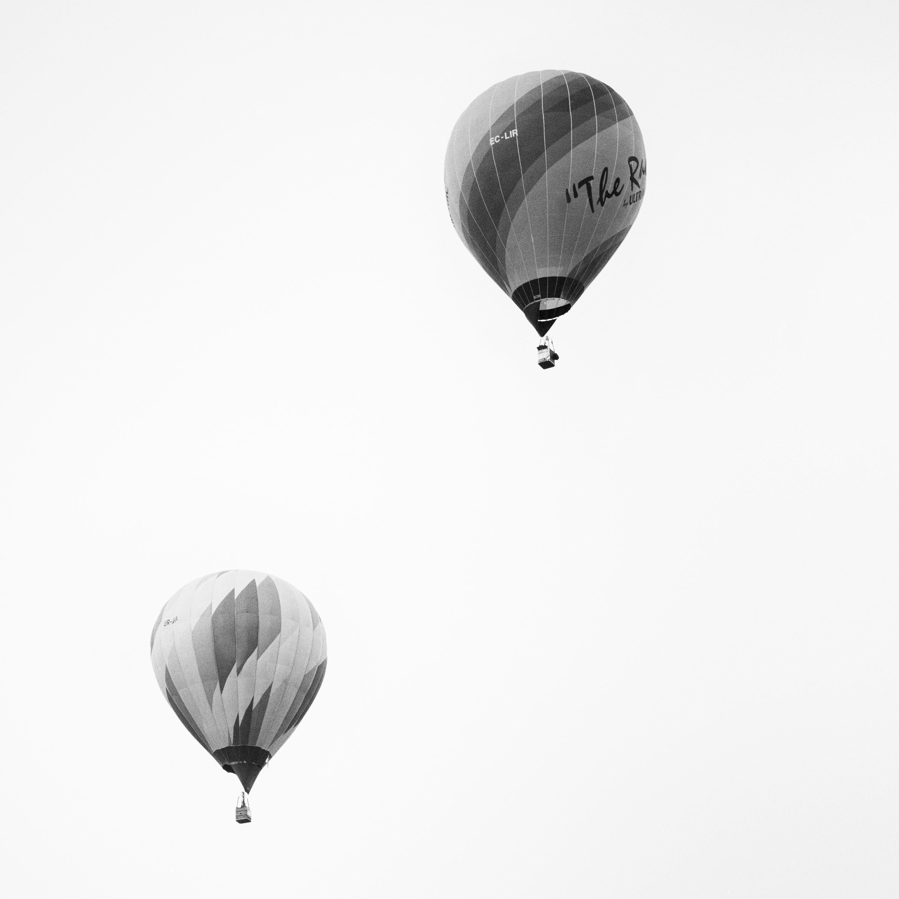 Hot Air Ballon, Championship, minimalistische Schwarz-Weiß-Fotografie, Landschaft im Angebot 4