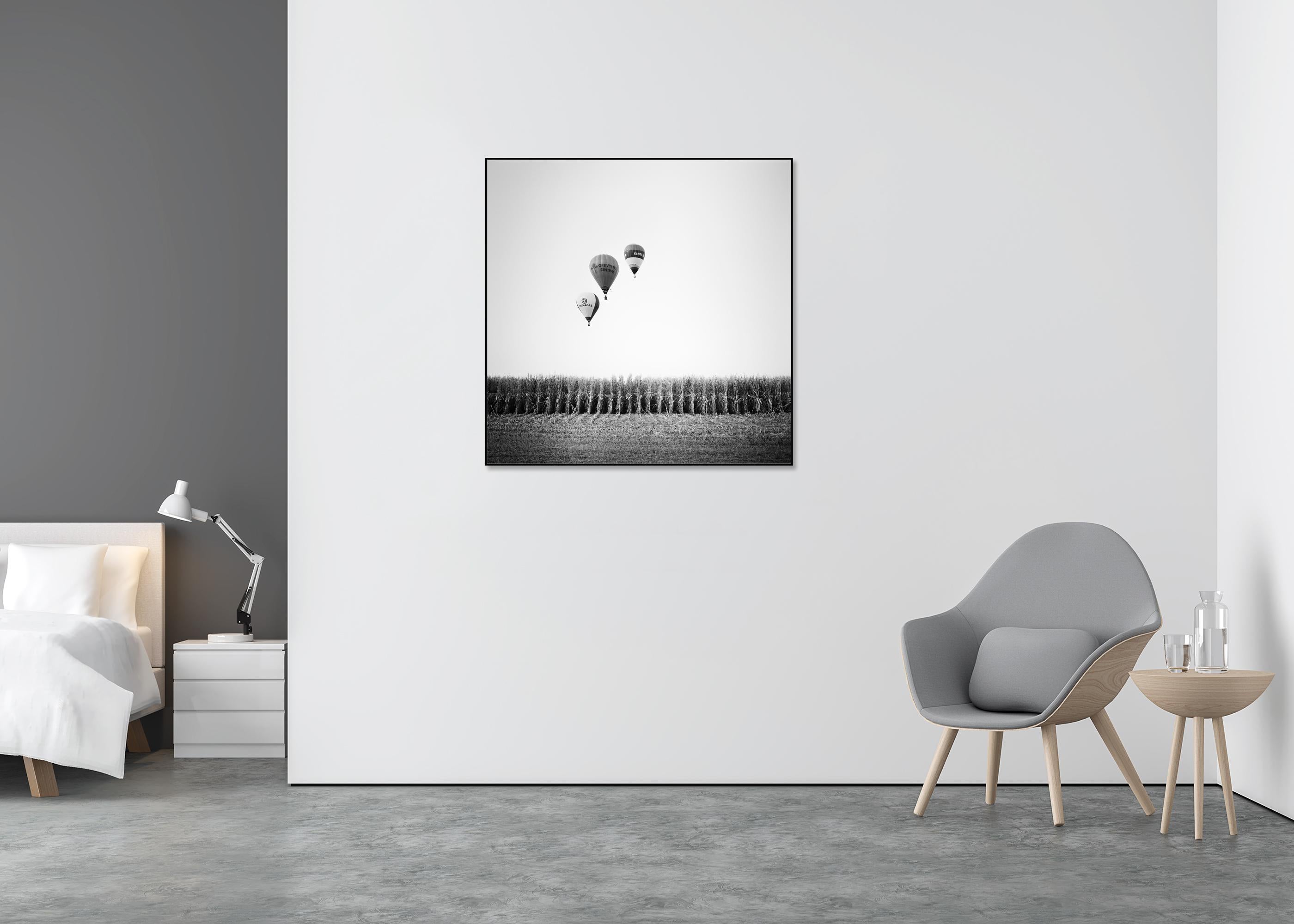 Mongolfiera, Campionato, paesaggio monocromatico, edizione limitata, stampa - Black and White Photograph Grigio di Gerald Berghammer
