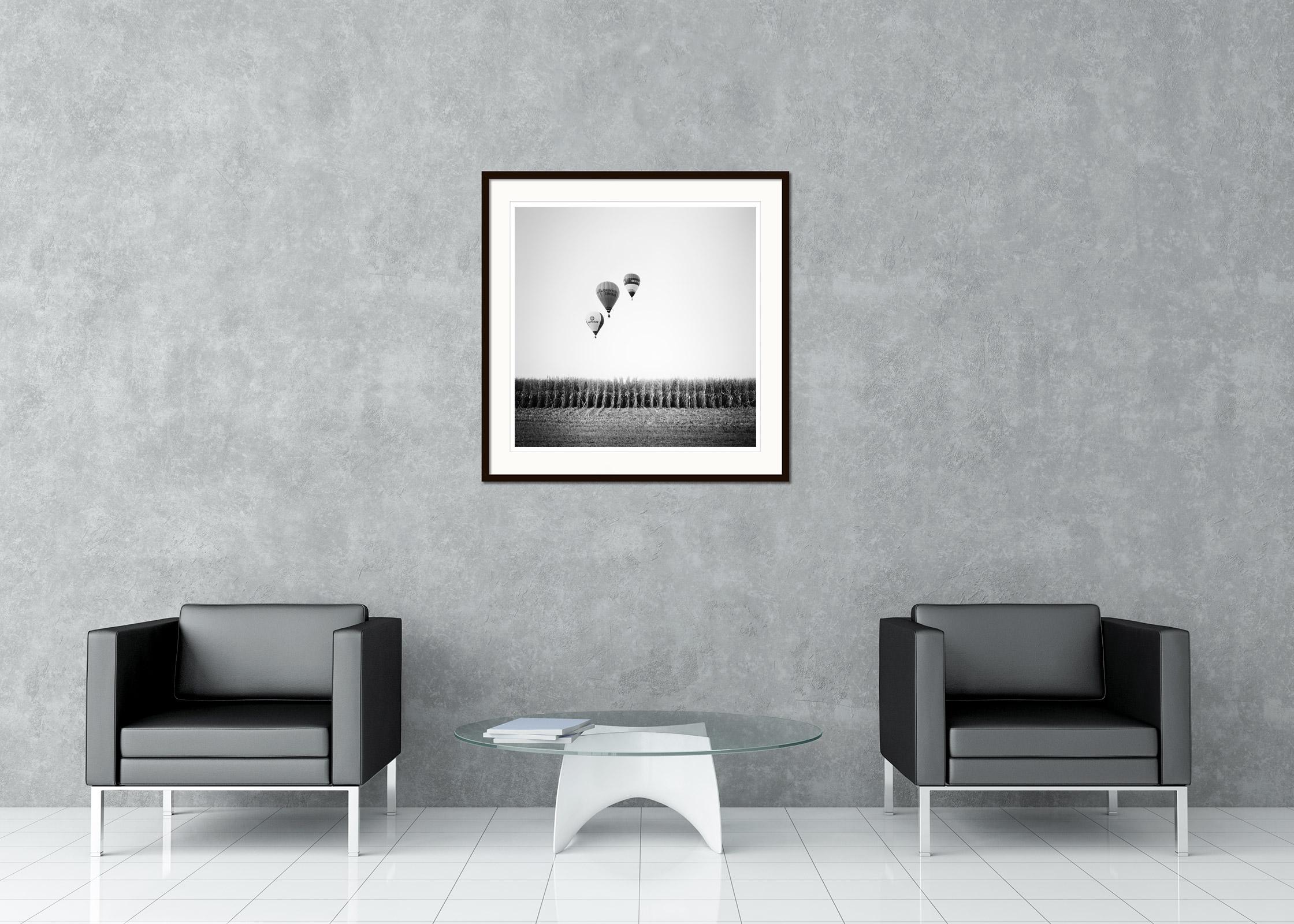 Photo du ballon d'aviation, Cornfield, championnat, Autriche, paysage noir et blanc - Gris Black and White Photograph par Gerald Berghammer