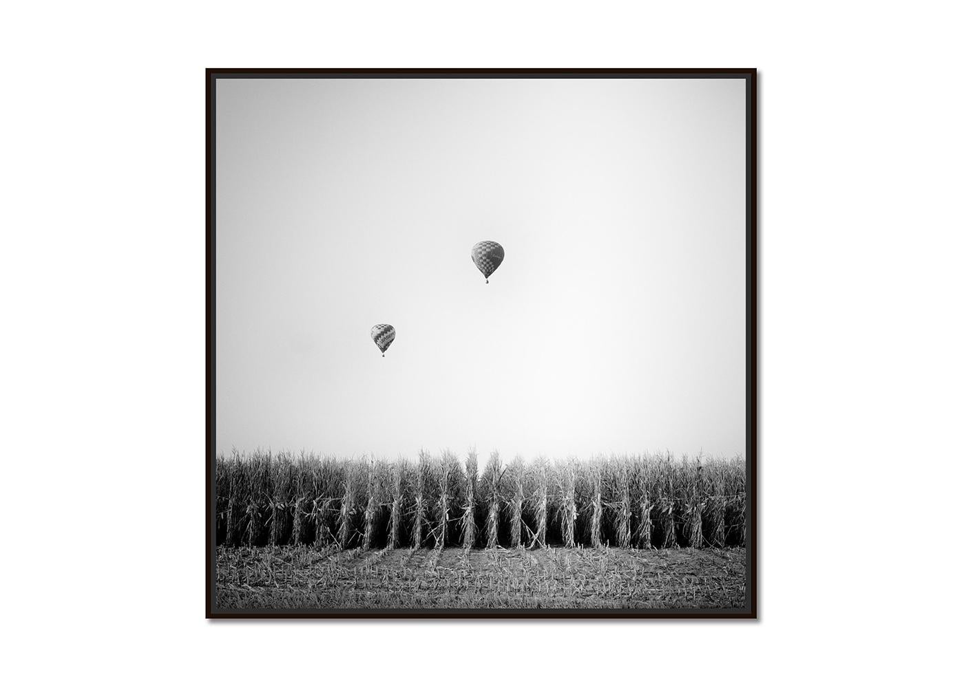Hot Air Balloon, Cornfield, Championship, Schwarz-Weiß-Landschaftsfotodruck – Photograph von Gerald Berghammer