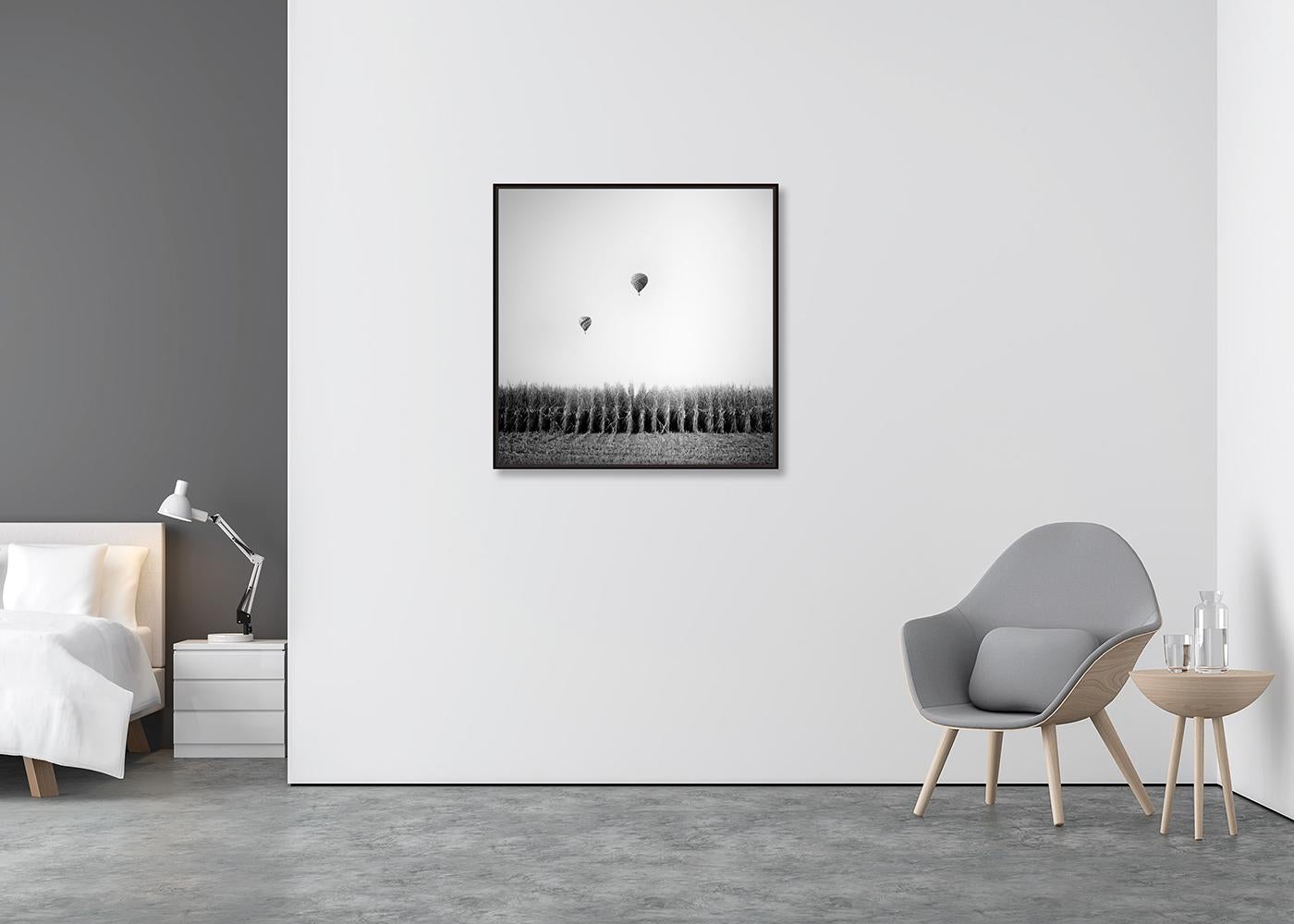 Hot Air Balloon, Cornfield, Championship, Schwarz-Weiß-Landschaftsfotodruck (Zeitgenössisch), Photograph, von Gerald Berghammer