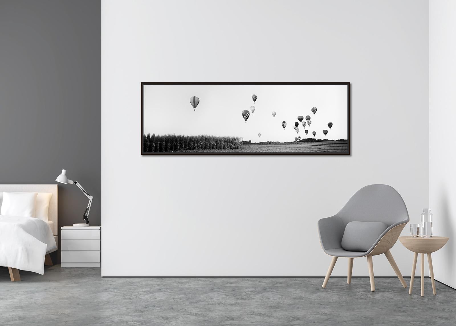 Panorama del Globo Aerostático, Campeonato, fotografía en blanco y negro, paisaje - Photograph Abstracto de Gerald Berghammer