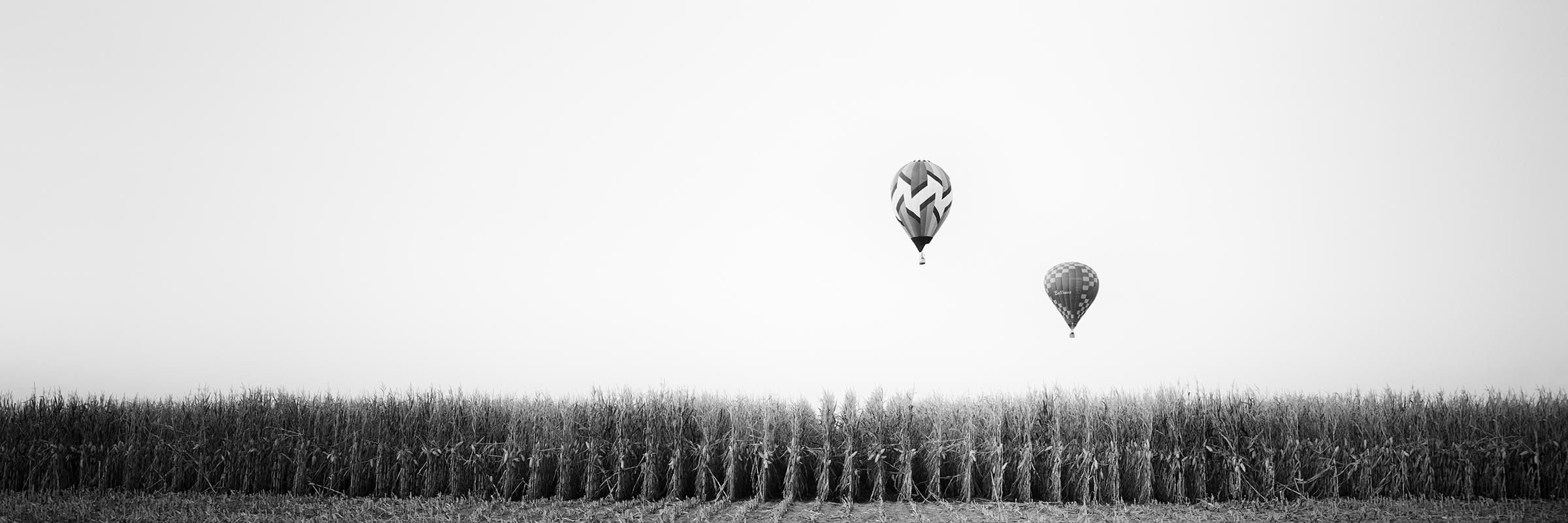 Gerald Berghammer Landscape Photograph – Hot Air Ballon Panorama, Cornfield, Schwarz-Weiß, Kunstlandschaft, Fotografie